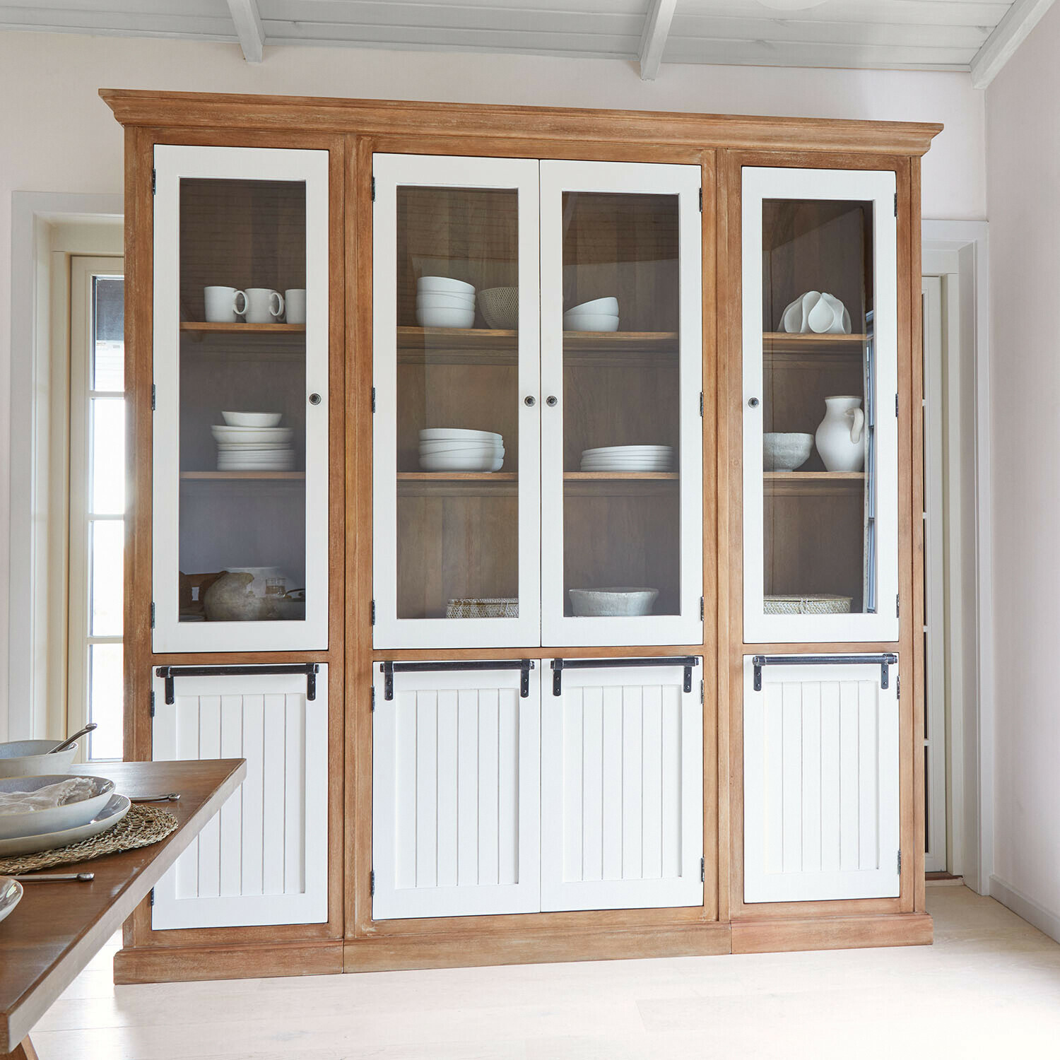 Credenza Isaverny Grande vetrina in legno con ante bianche e pannelli in vetro, mobile per conservare stoviglie