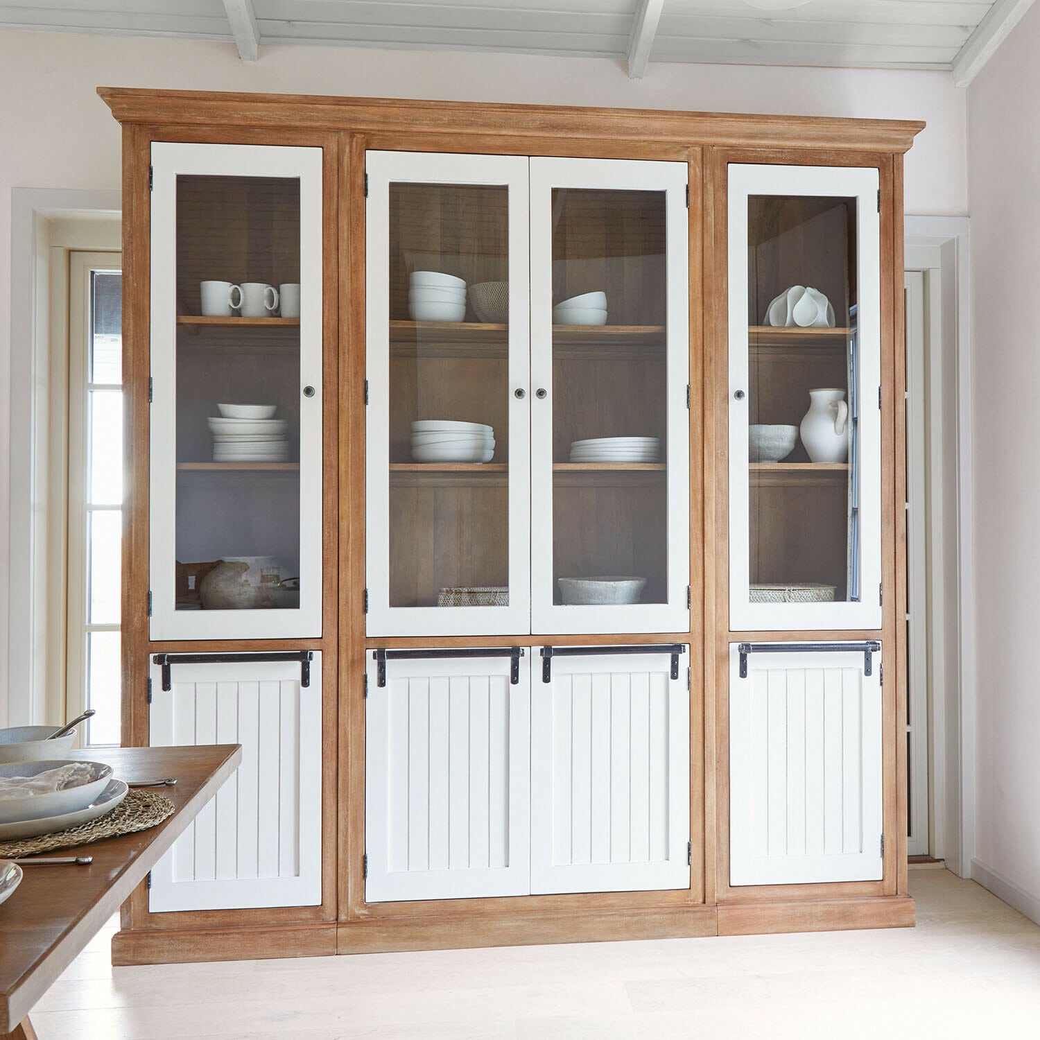 Credenza Isaverny Grande vetrina in legno con ante bianche e pannelli in vetro, mobile per conservare stoviglie