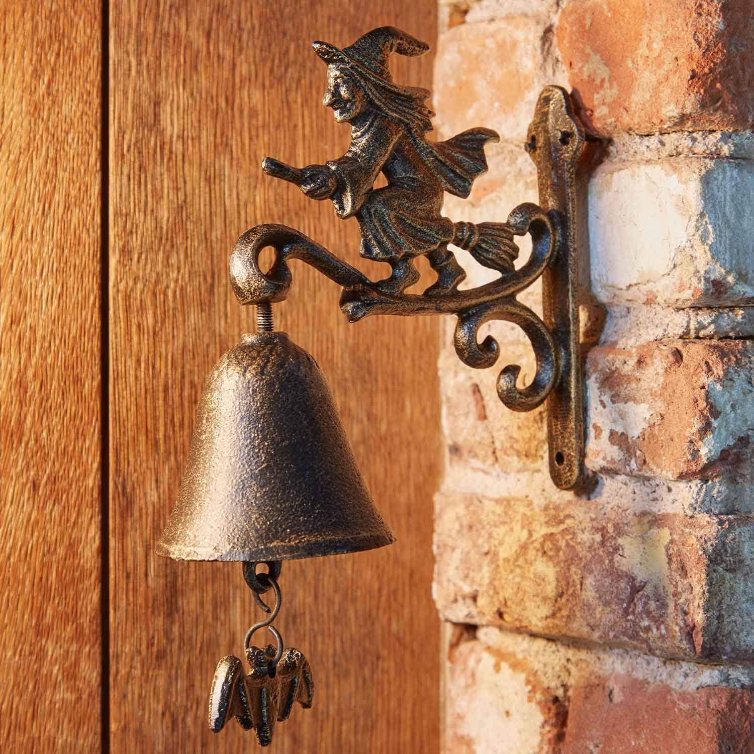 Campana in metallo con strega su scopa in bronzo antico per decorazione porta e giardino