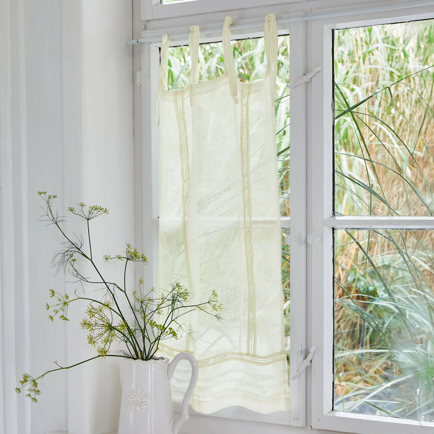 Tendina a vetro Jolivane Tenda crema in tessuto leggero con nastri decorativi su finestra bianca, decorazione d'interni