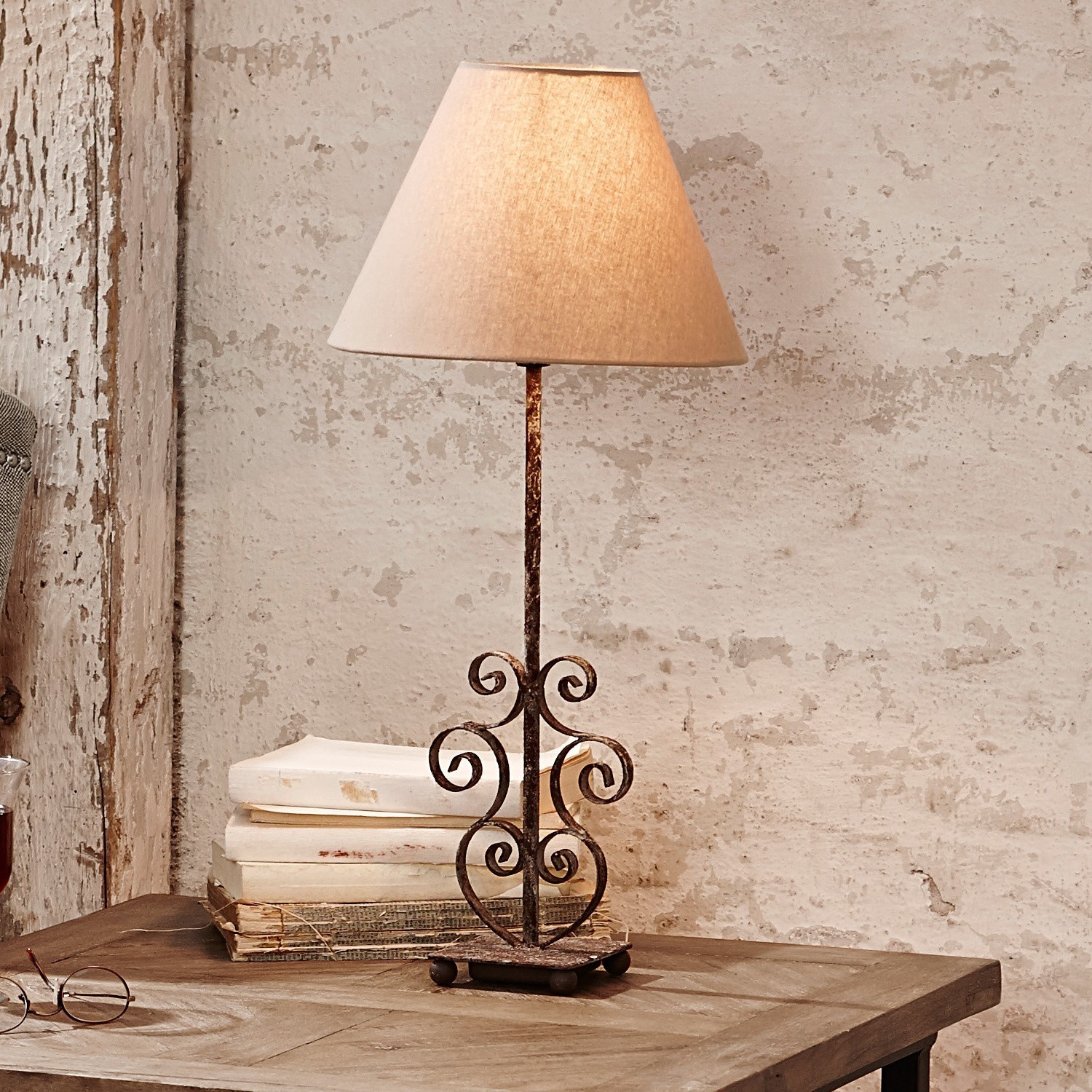 Lampada da tavolo Clamart Lampada da tavolo con base in metallo rustico e paralume beige su tavolo in legno