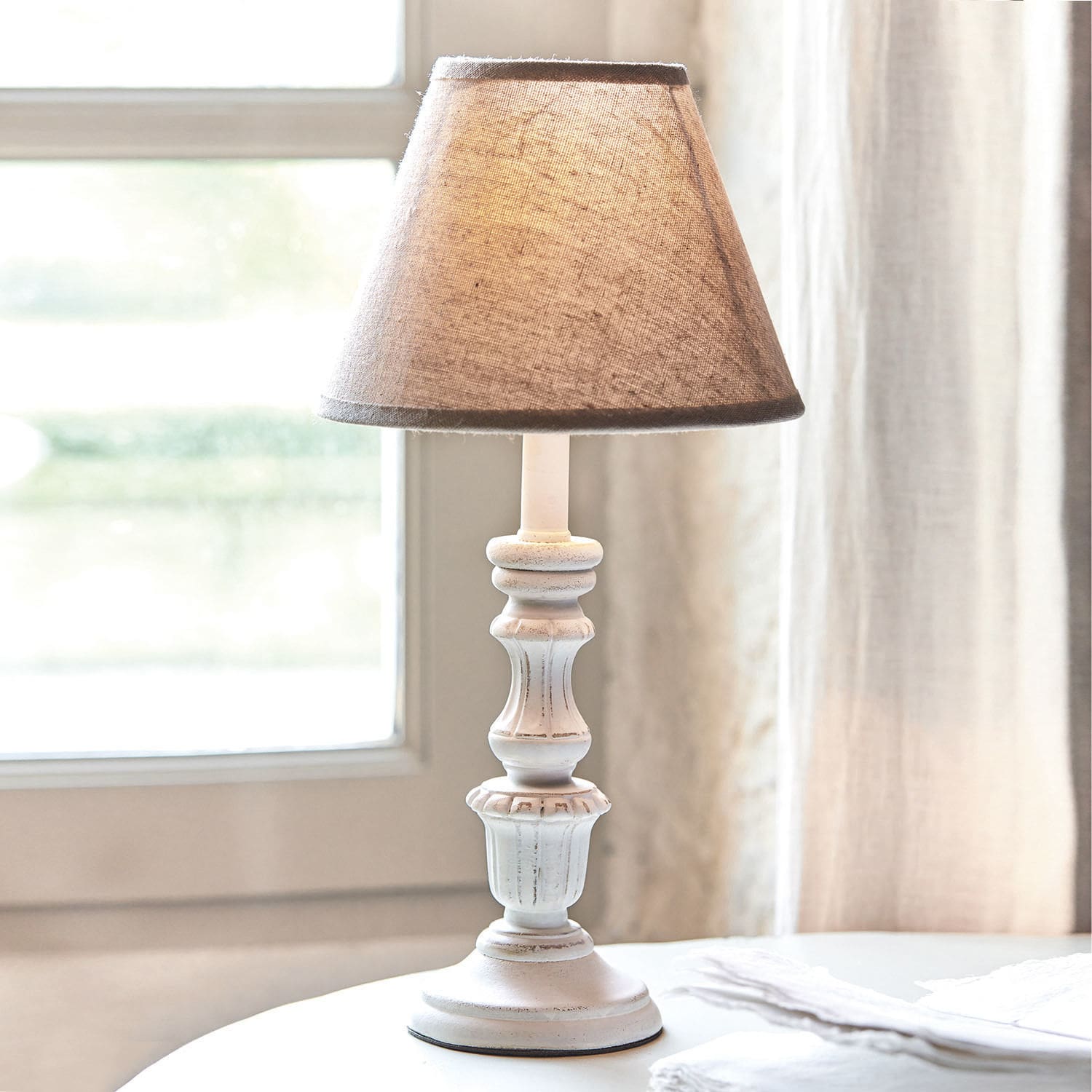 Lampada da tavolo Créteil Lampada da tavolo bianca con paralume beige in tessuto, lampada decorativa per soggiorno o camera