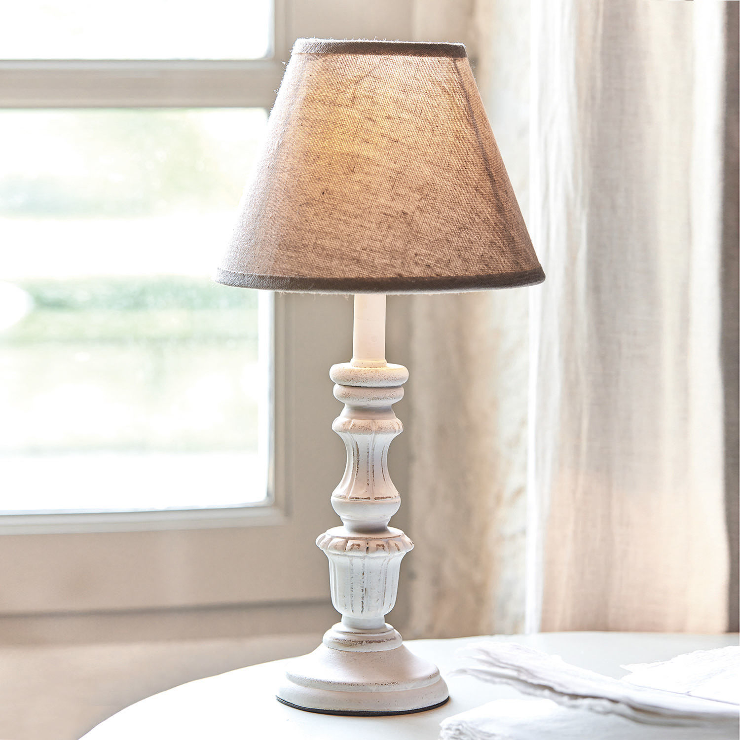 Lampada da tavolo Créteil Lampada da tavolo bianca con paralume beige in tessuto, lampada decorativa per soggiorno o camera