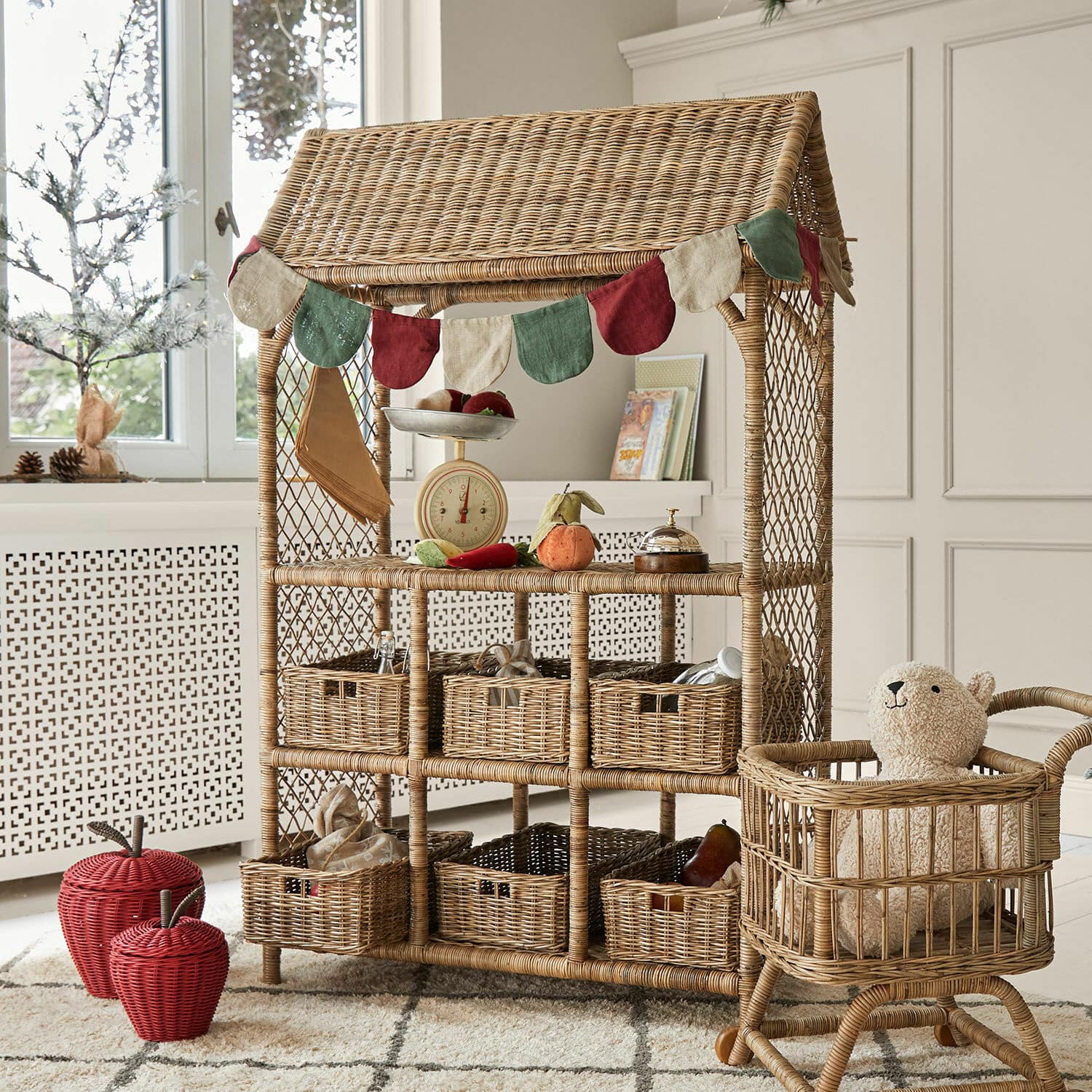Negozio giocattolo Callidia Scaffale in vimini naturale con sei cesti e frutta decorativa, mobile contenitore funzionale