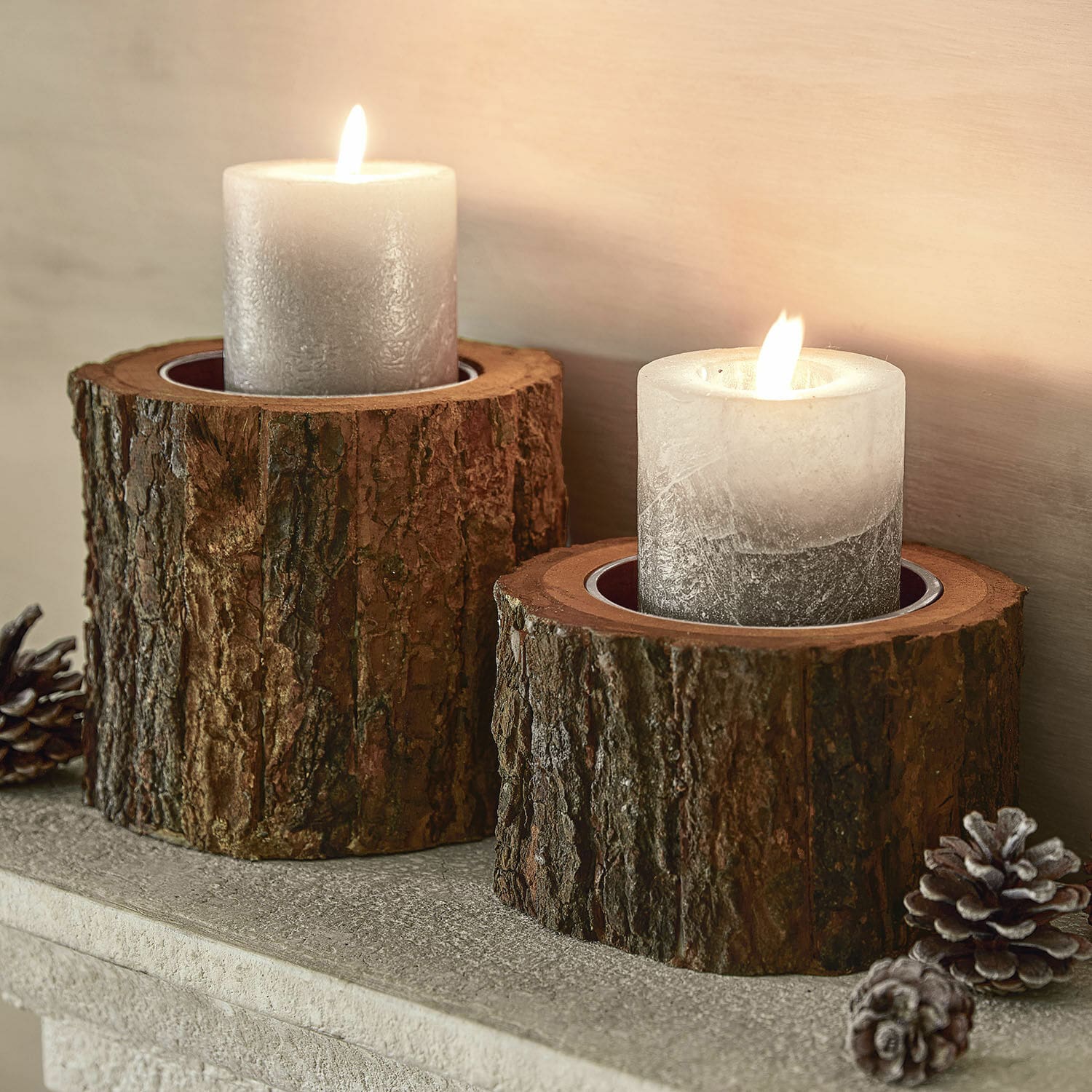 Coppia di portacandele Raymond Due candele grigie su portacandele in legno naturale con corteccia, decorazione rustica per interni