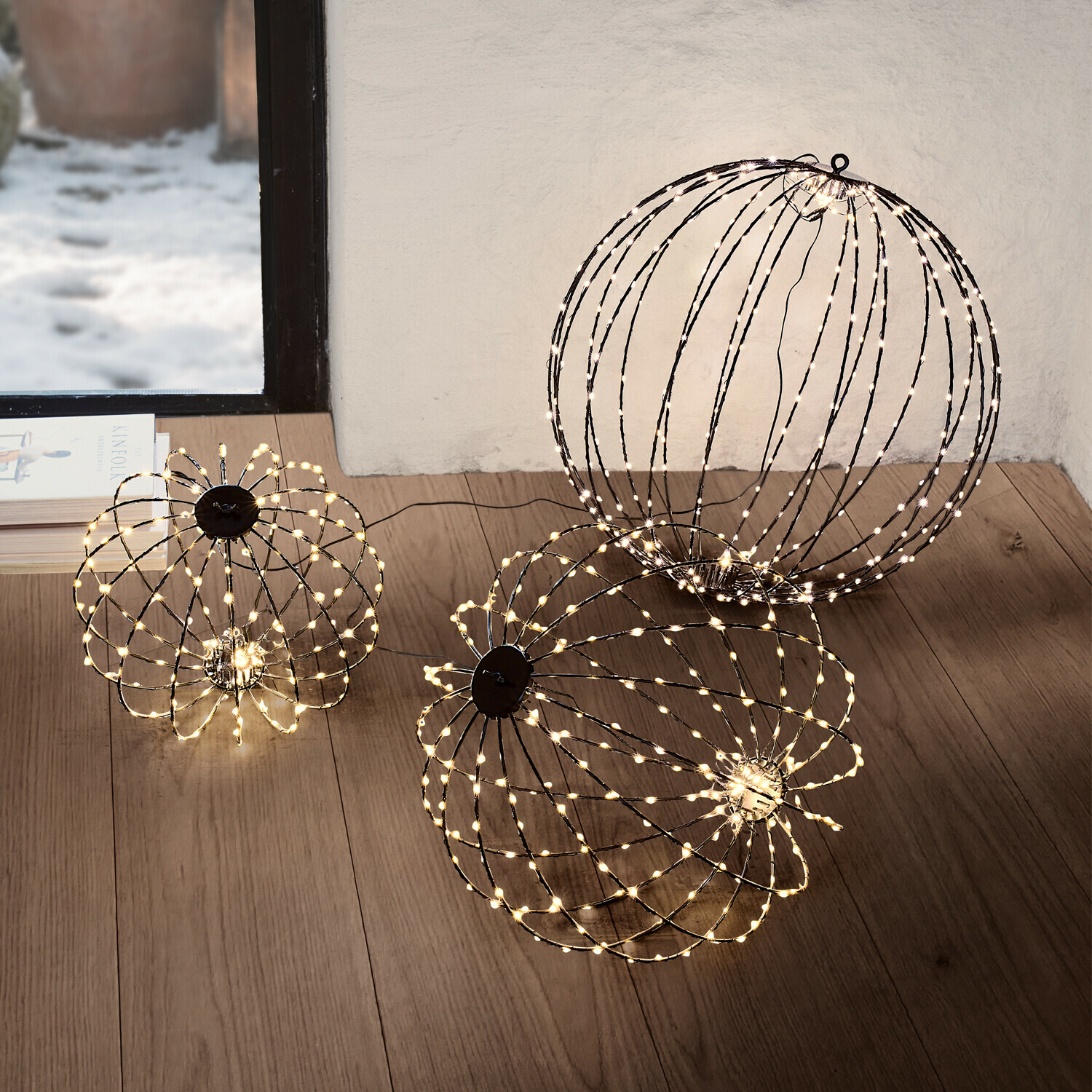 Set di 3 sfere a LED Brilliante Due sfere luminose decorative LED bianco caldo sul pavimento di un soggiorno moderno