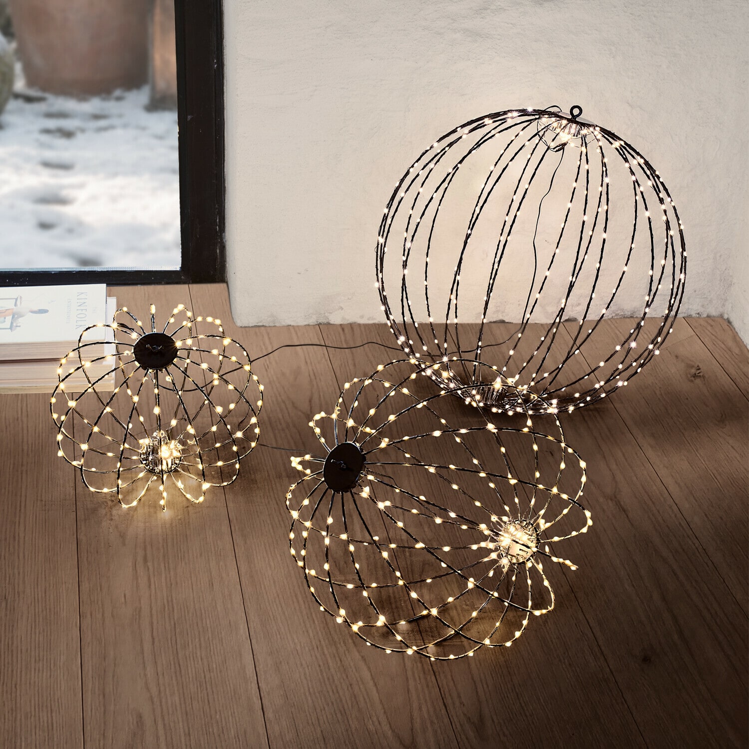 Set di 3 sfere a LED Brilliante Due sfere luminose decorative LED bianco caldo sul pavimento di un soggiorno moderno