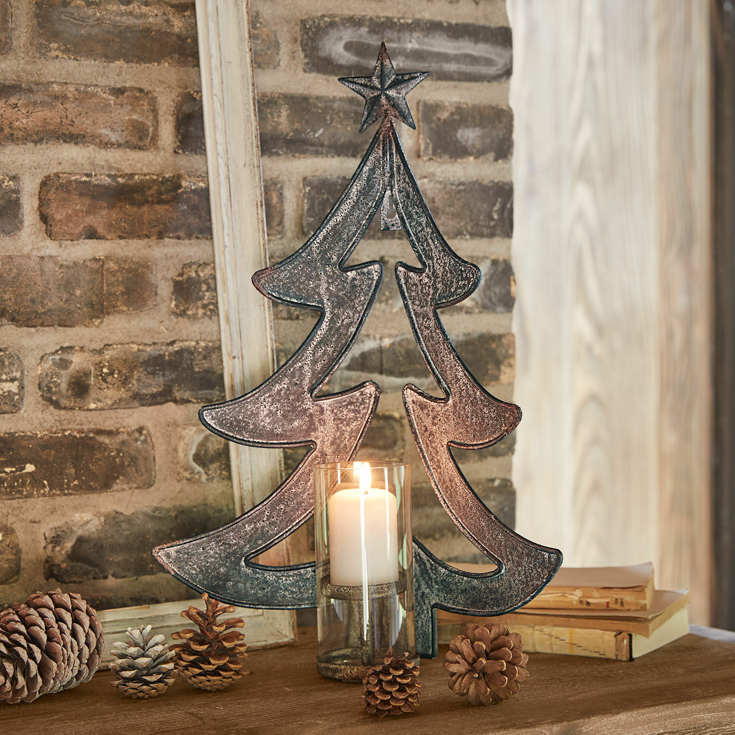 Portacandele da parete Jolise Decorazione albero di Natale in metallo con stella e candela in portacandela di vetro su tavolo in legno con pigne