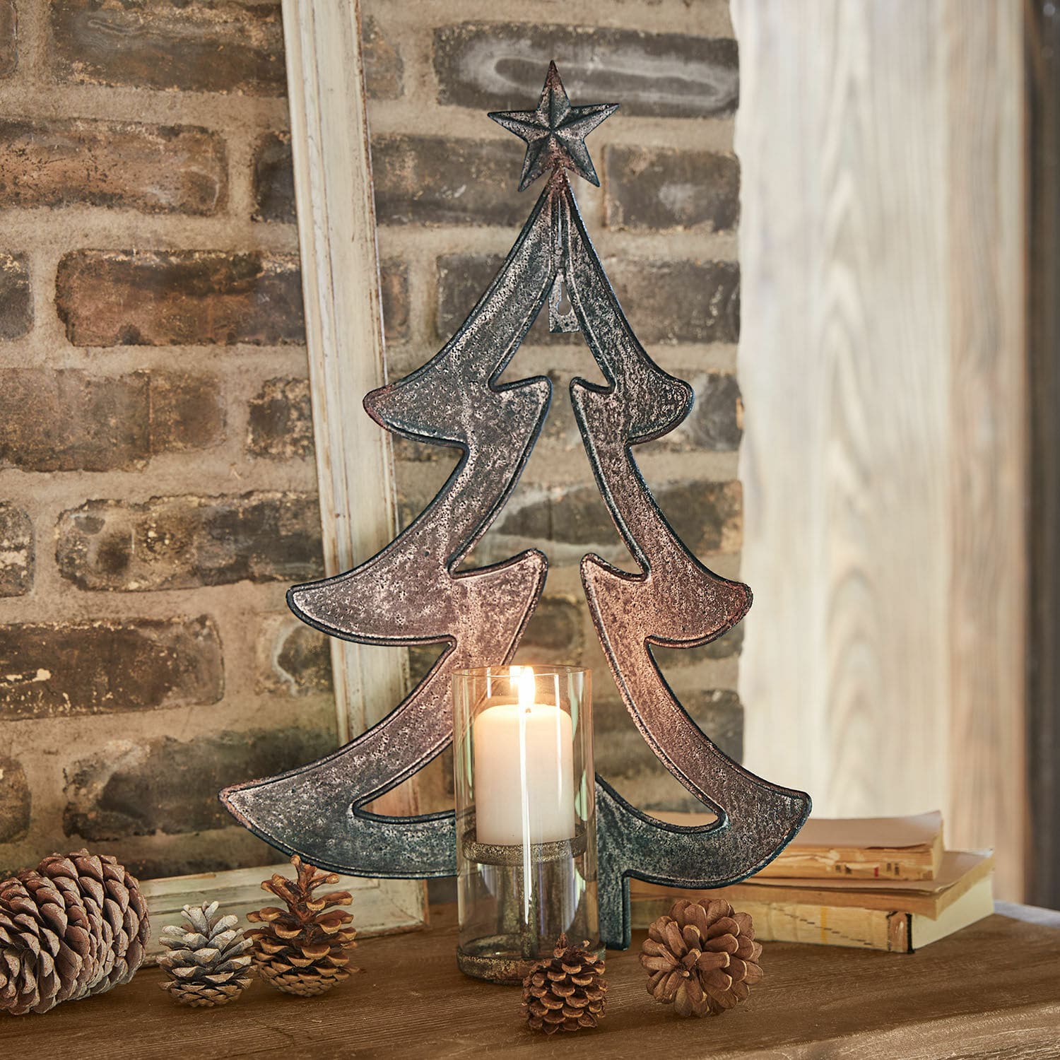 Portacandele da parete Jolise Decorazione albero di Natale in metallo con stella e candela in portacandela di vetro su tavolo in legno con pigne