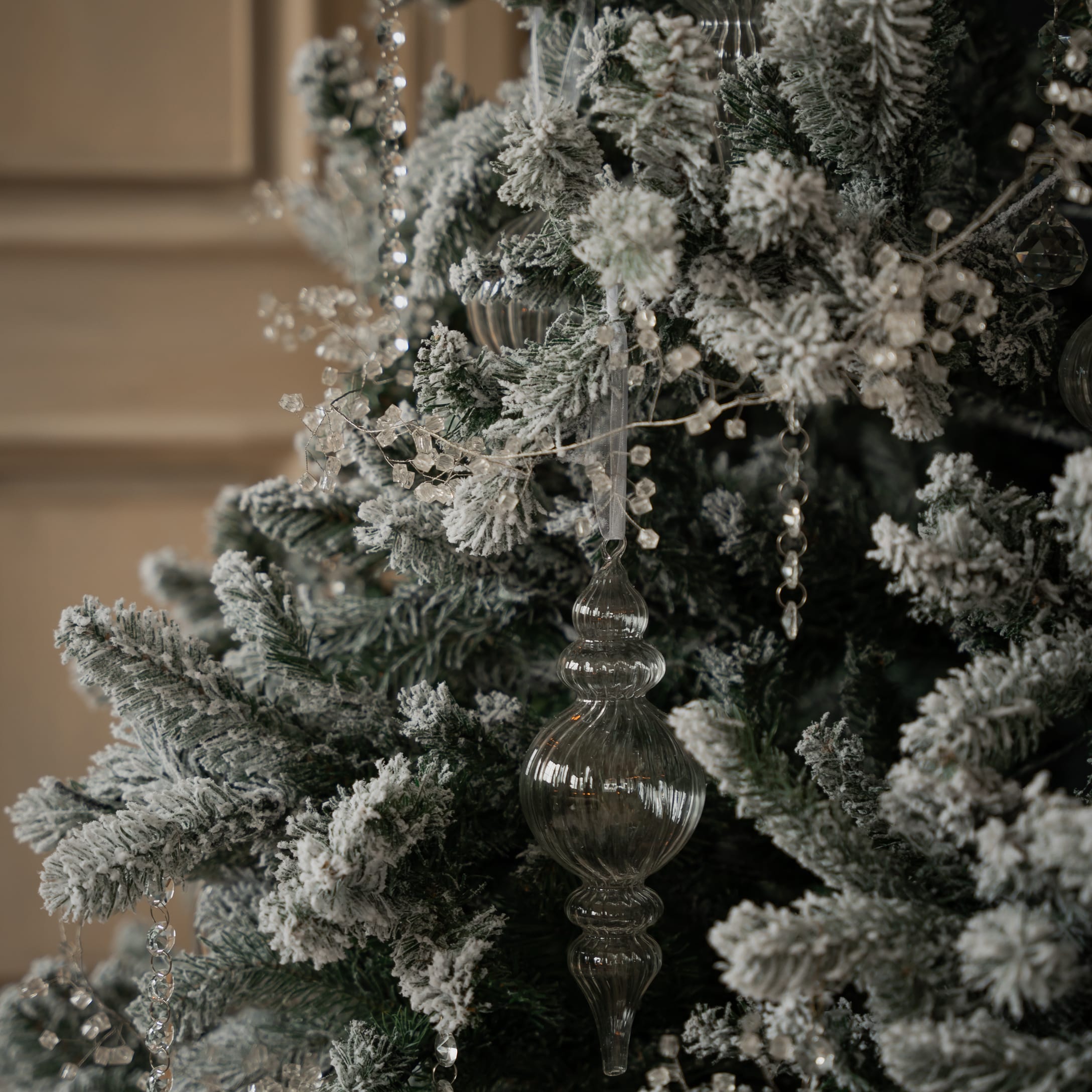 Albero di Natale artificiale con effetto neve bianca e decorazioni natalizie in vetro trasparente