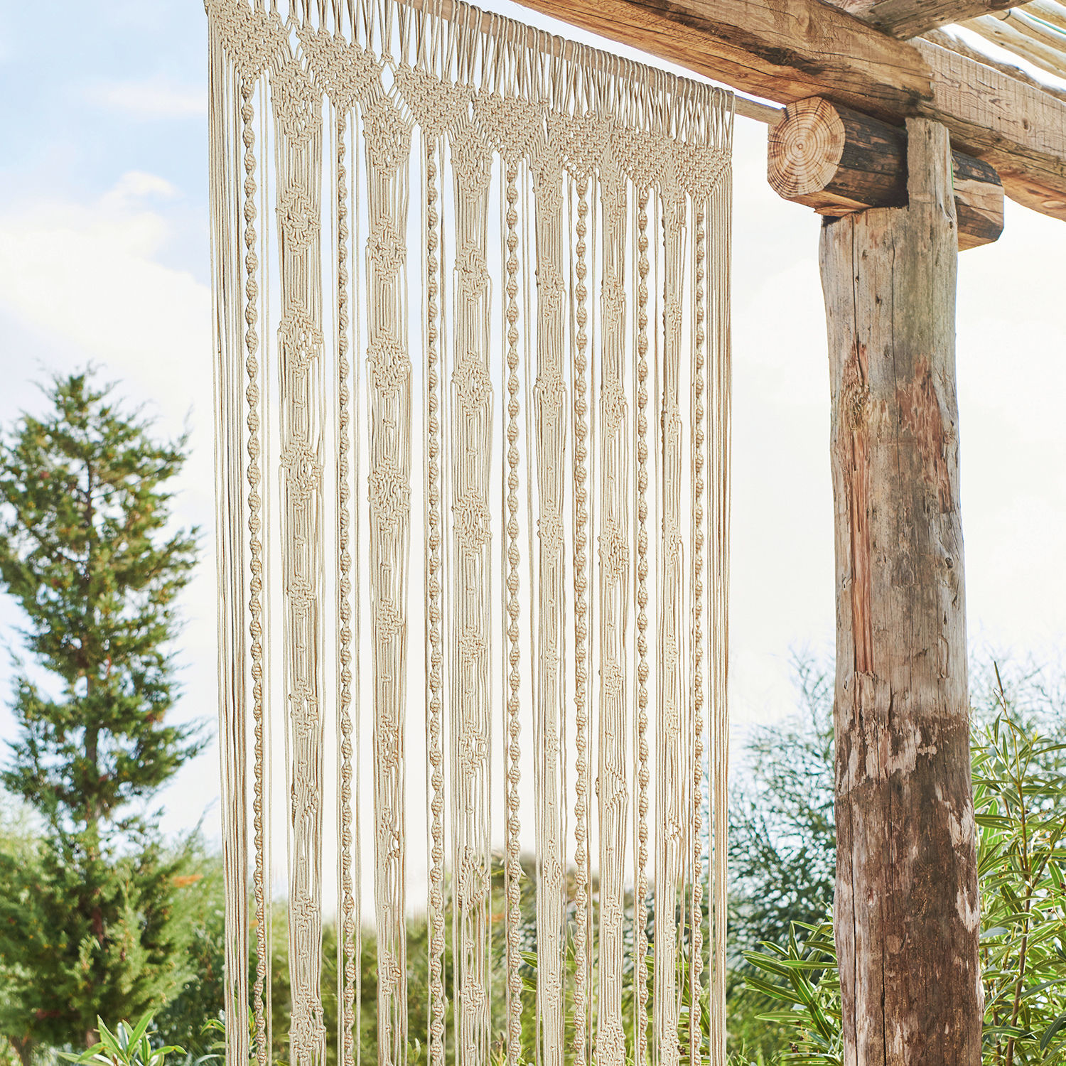 Tendina Arjun Macramè beige in cotone appeso a struttura in legno, decorazione da parete per interni e giardini