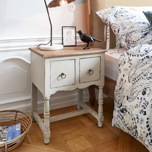 Comodino in legno stile vintage con due cassetti e piano in colore naturale in camera da letto