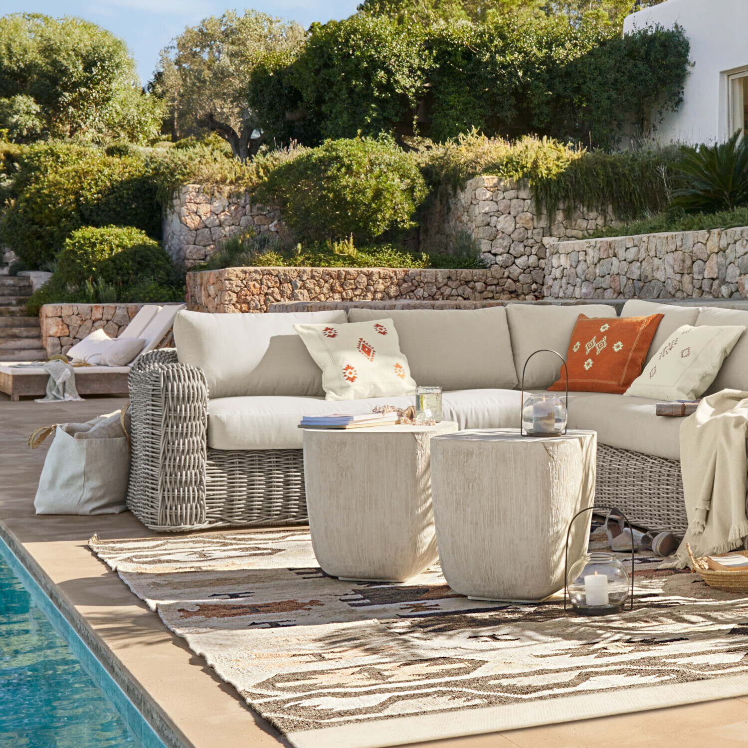 Divano Eravinto Set da giardino con divano angolare in rattan grigio e cuscini crema vicino alla piscina