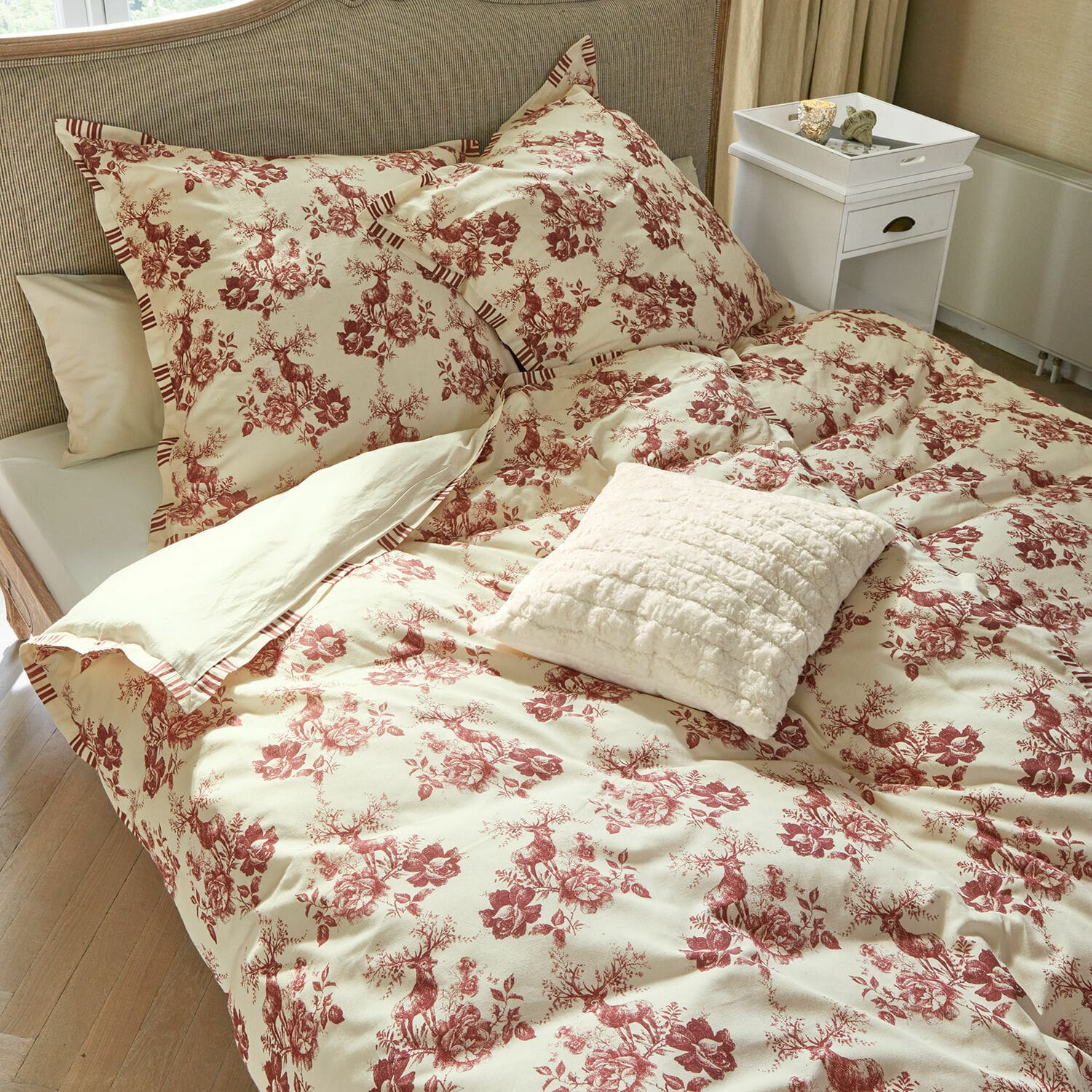 Biancheria da letto Renique Biancheria da letto in cotone crema con motivo rosso di cervi e fiori, cuscino decorativo sul letto