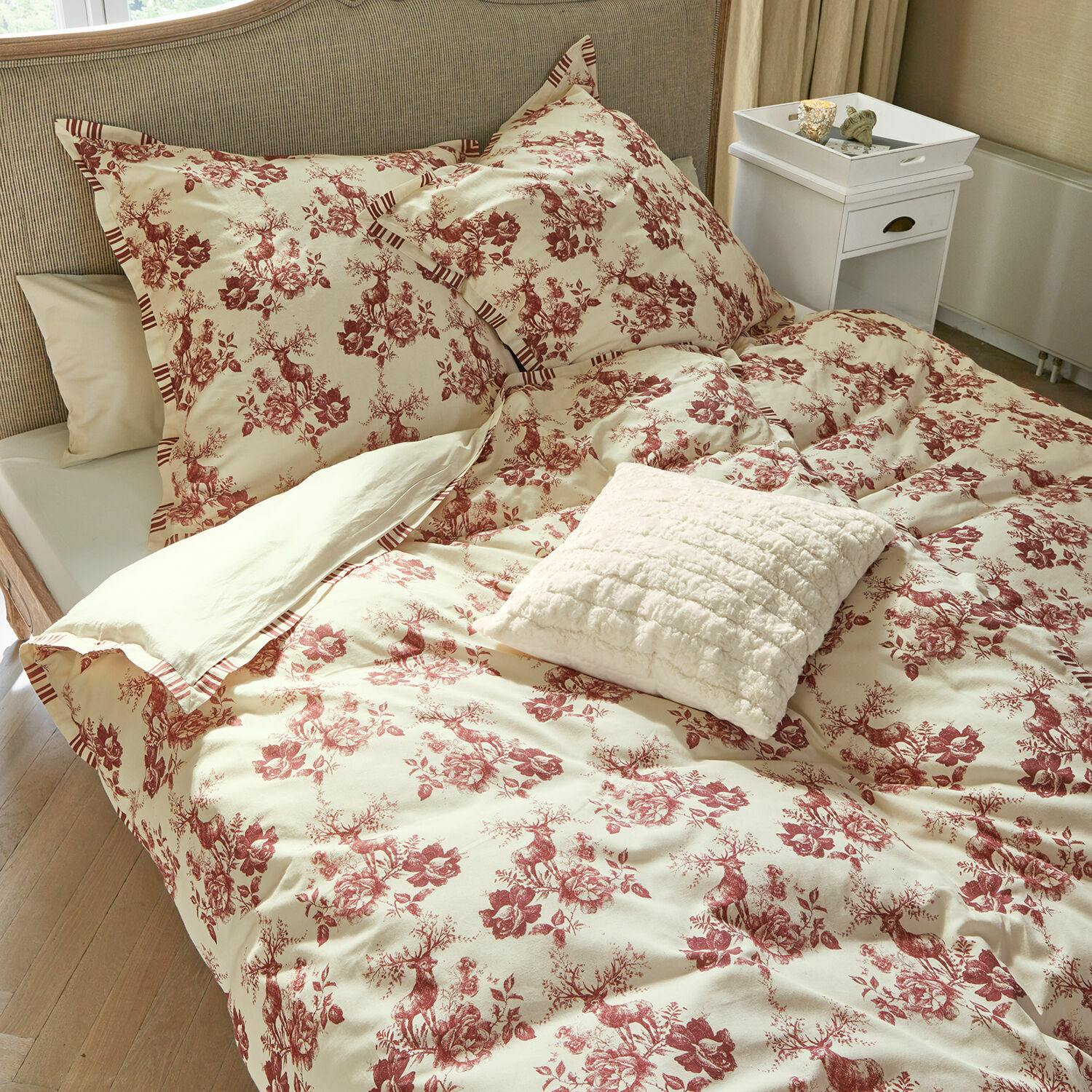 Biancheria da letto Renique Biancheria da letto in cotone crema con motivo rosso di cervi e fiori, cuscino decorativo sul letto