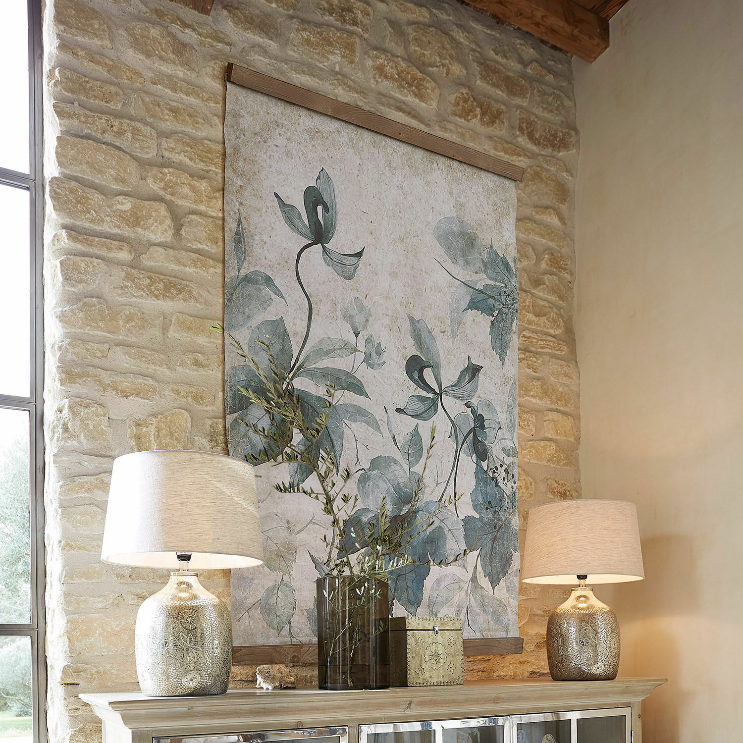 Stampa decorativa Bessoncourt Tela decorativa con motivo di foglie verdi su muro in pietra in ambiente rustico