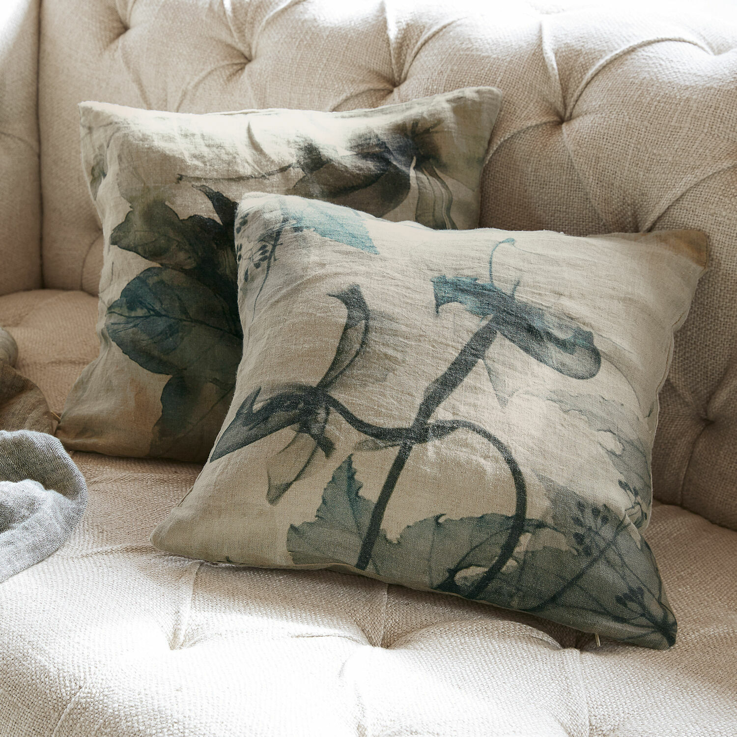 Coppia di copricuscini Forsyth Cuscini decorativi in lino beige con foglie verdi su divano chiaro per arredamento