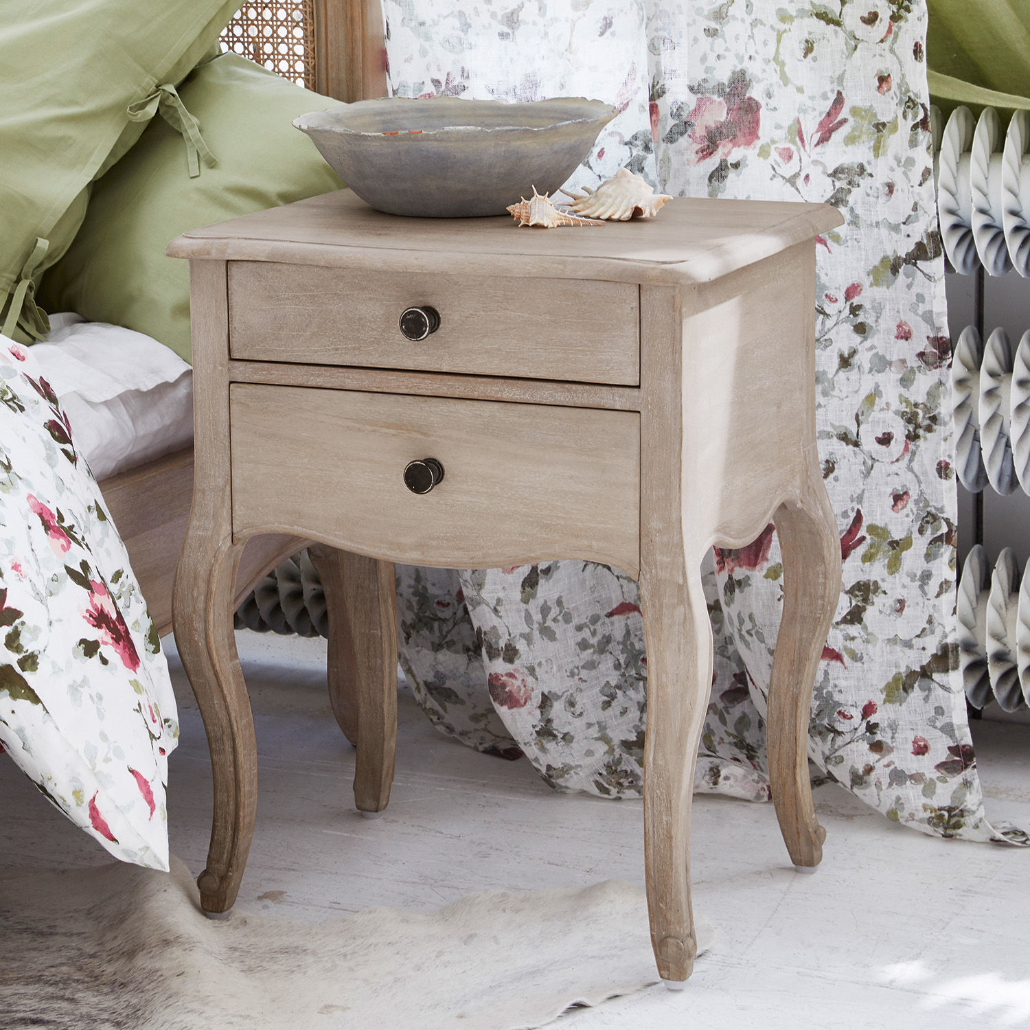 Comodino Egri Comodino in legno naturale stile vintage con due cassetti e ciotola decorativa grigia
