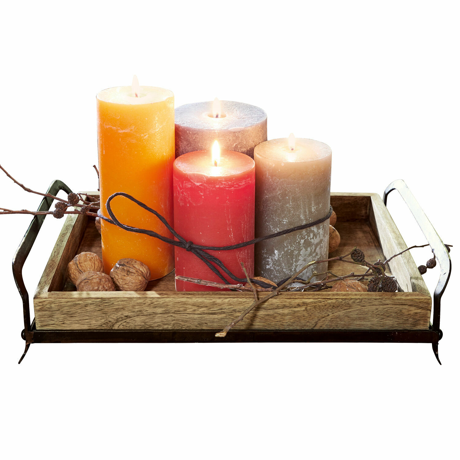 Set di 4 candele Joliet Set di quattro candele colorate su vassoio in legno con manici in metallo e decorazione di noci