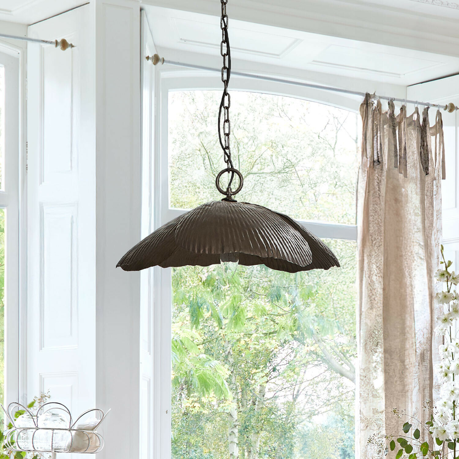 Lampada a sospensione Jardin Élance Lampada a sospensione in metallo grigio scuro a forma di foglia, illuminazione decorativa per soggiorno luminoso