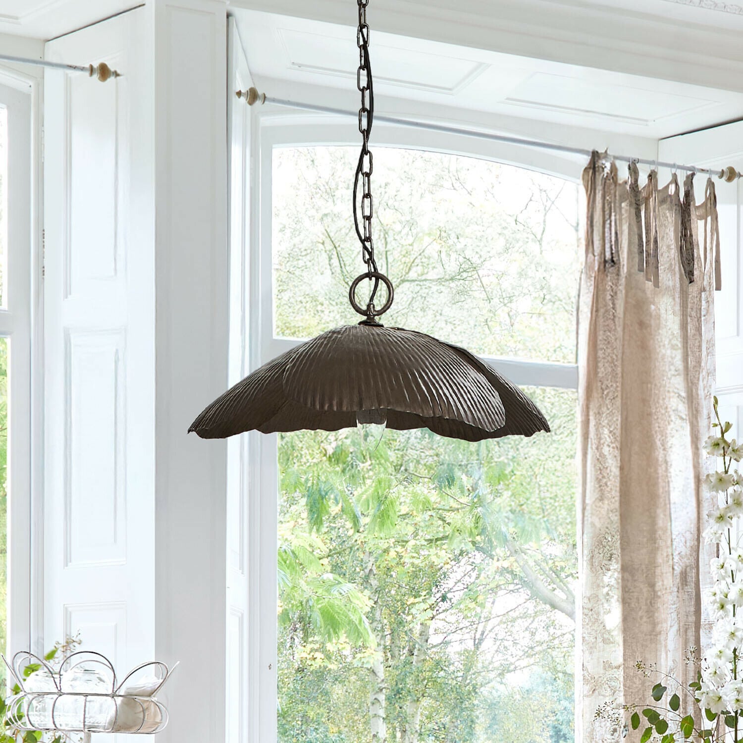 Lampada a sospensione Jardin Élance Lampada a sospensione in metallo grigio scuro a forma di foglia, illuminazione decorativa per soggiorno luminoso