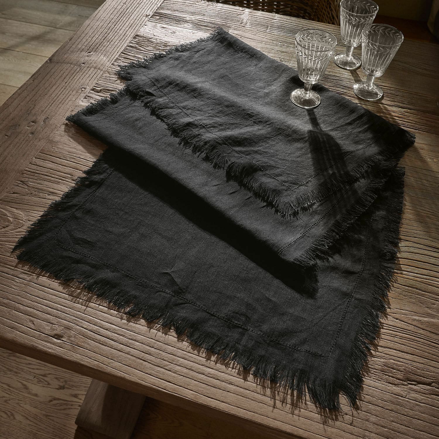 Runner Pibrac Tovaglia nera in lino con frange su tavolo in legno, decorazione elegante per tavola