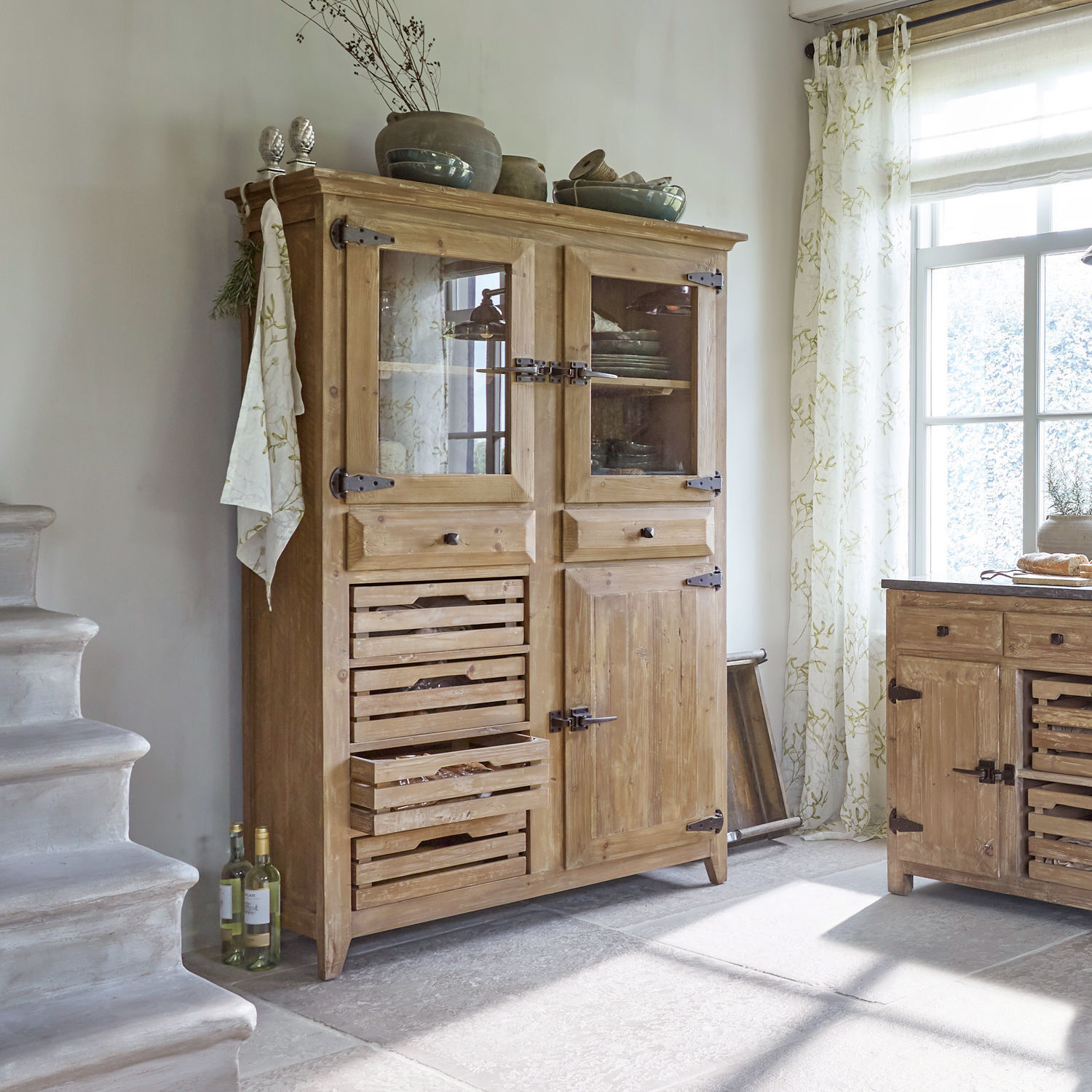 Credenza Stonehenge Mobile da cucina in legno chiaro con cassetti e ante in vetro in ambiente luminoso