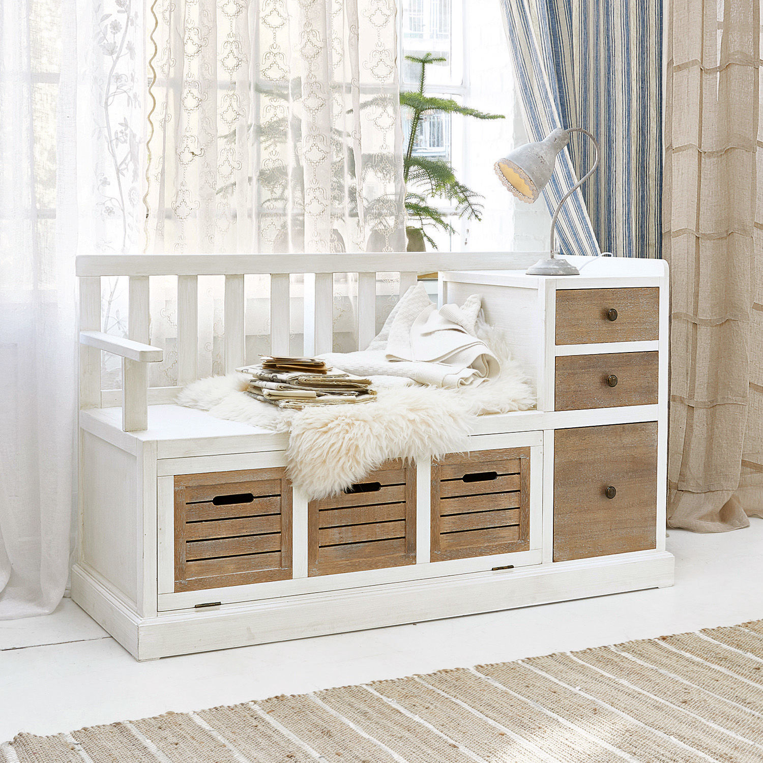Panca Elton Panca in legno bianco con cassetti naturali e morbida pelliccia per spazio di archiviazione e seduta