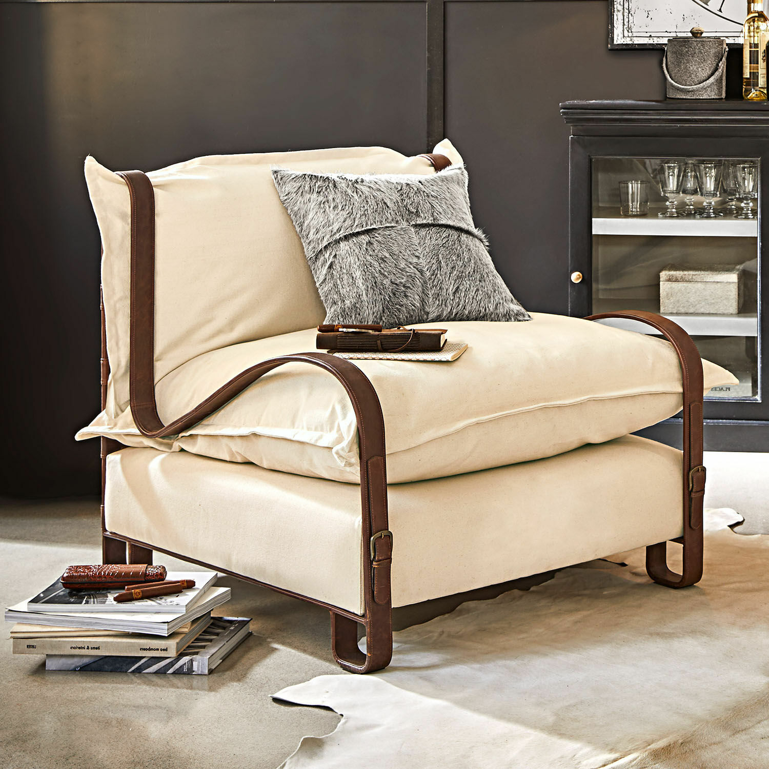 Poltrona Garsington Poltrona beige in cotone con cinghie in pelle marrone, mobile moderno per soggiorno