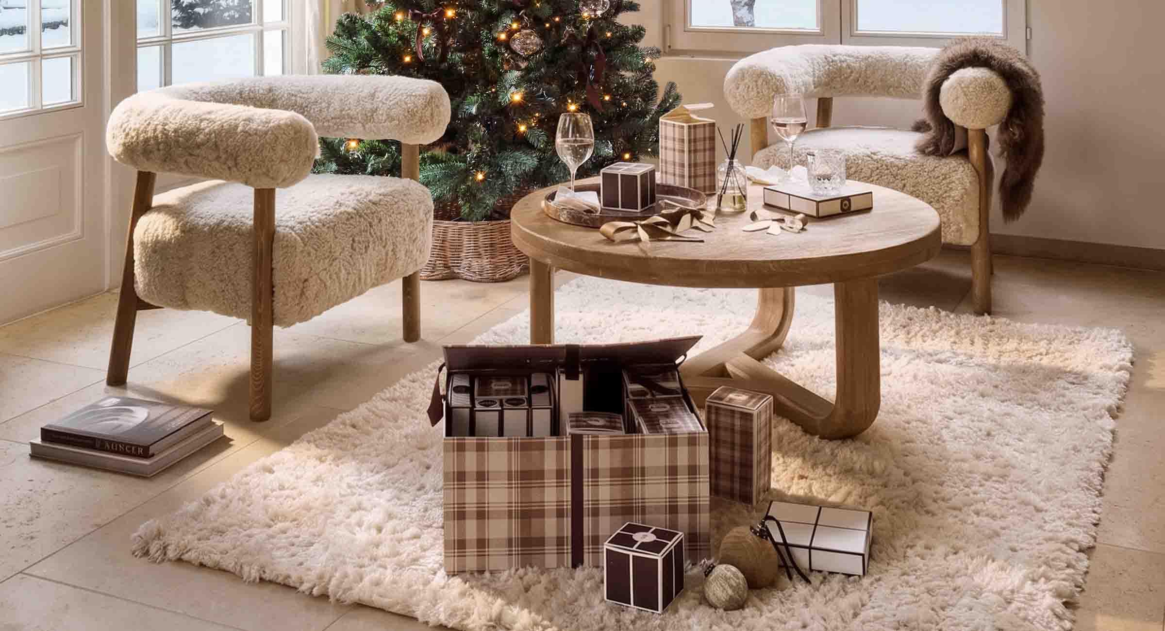 Soggiorno accogliente con poltrone in pelliccia crema e tavolo in legno vicino all'albero di Natale decorato