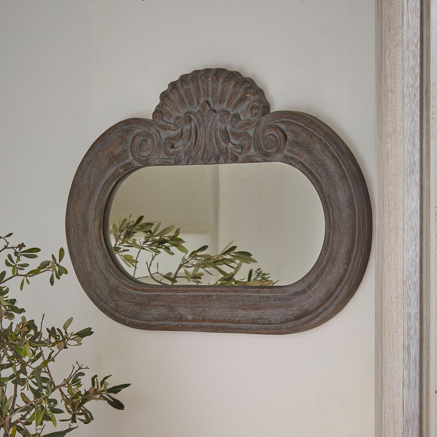 Specchio Elvéric Specchio ovale in legno scuro con motivo intagliato decorativo, stile vintage per soggiorno