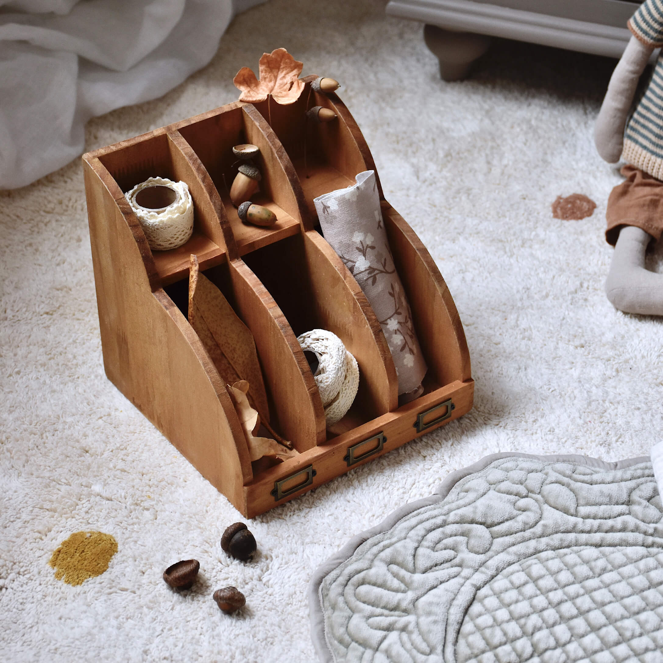Organizer in legno naturale con scomparti per piccoli oggetti, accessorio decorativo funzionale