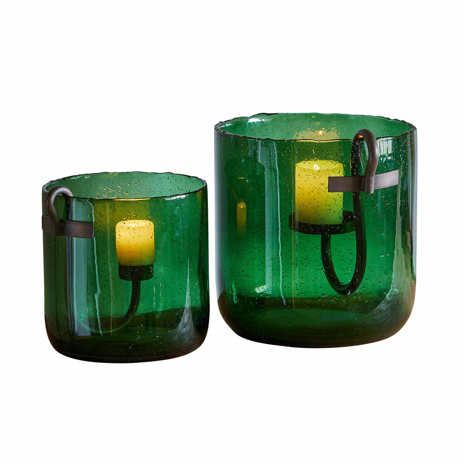 Coppia di portalumini Ylva Set di due lanterne in vetro verde con manici in metallo e candele decorative gialle