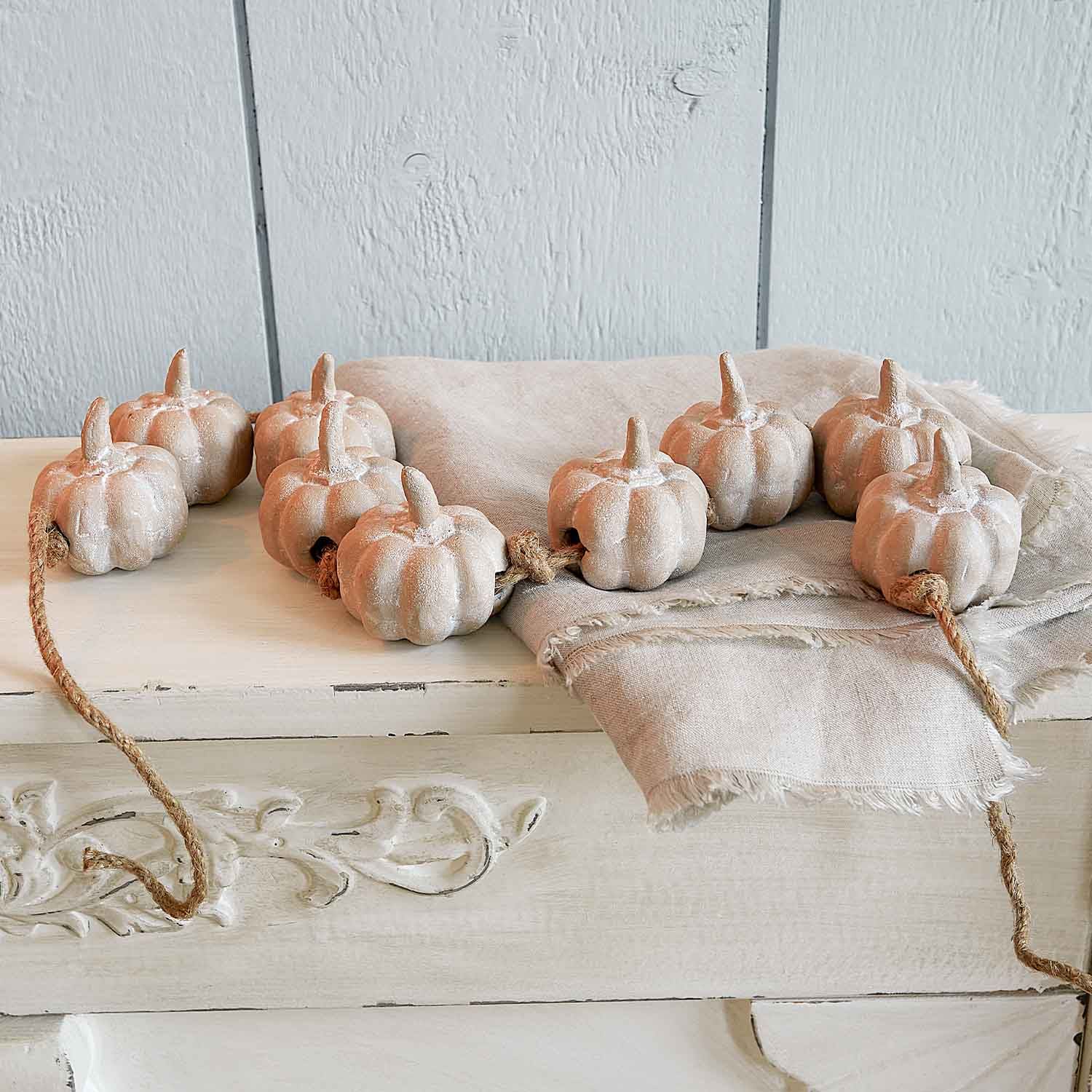 Ghirlanda decorativa di zucche in ceramica beige su corda per decorazioni autunnali