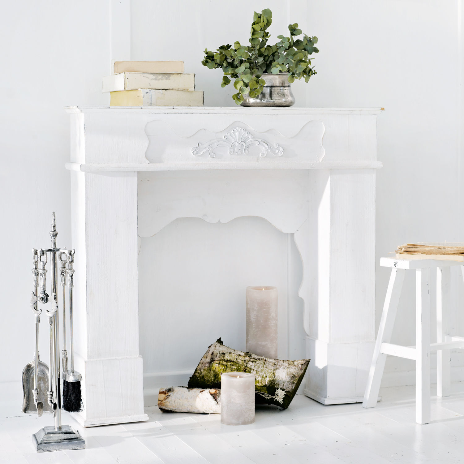 Consolle caminetto Margaux Cornice camino in legno bianco con rilievo decorativo, candele e attrezzi da camino in metallo