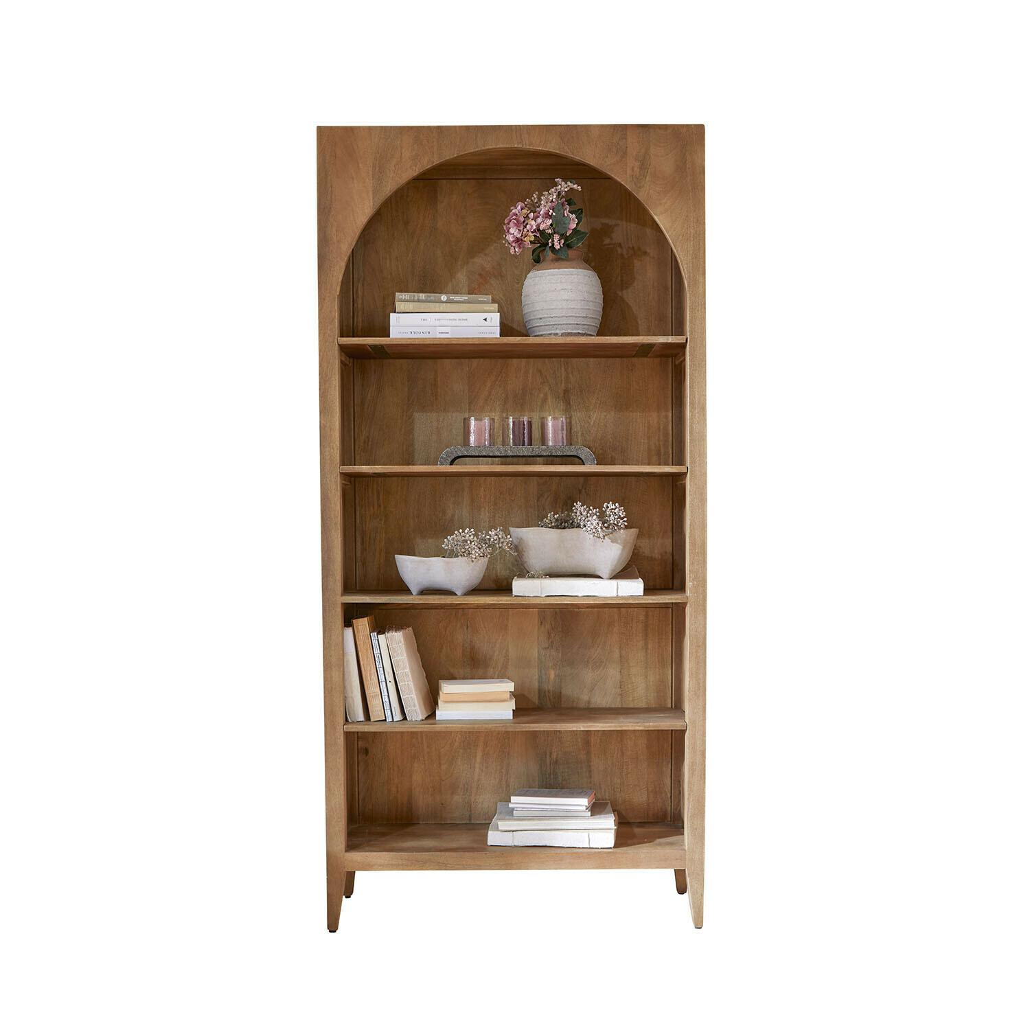 Scaffale Maderaviva Libreria in legno naturale con arco, decorata con libri e vasi, stile rustico
