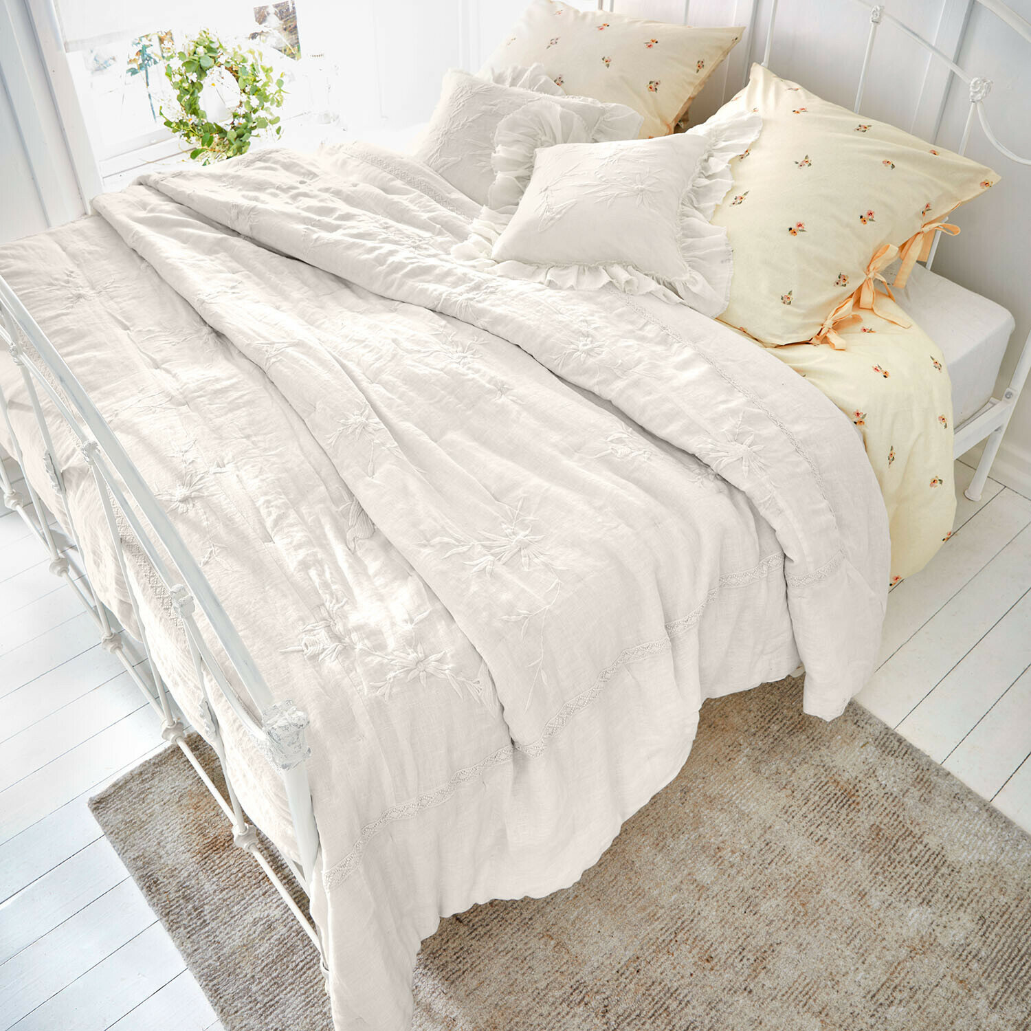 Trapunta Norwyn Biancheria da letto in lino color crema con ricami floreali e cuscini decorativi, ambiente accogliente in camera