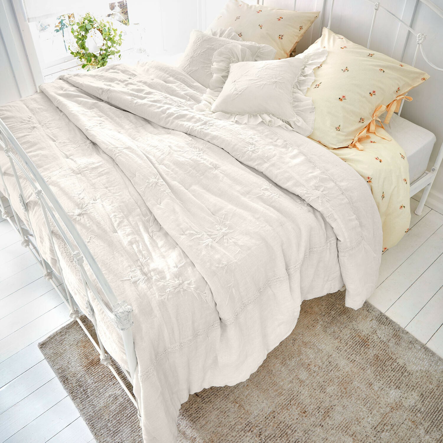 Trapunta Norwyn Biancheria da letto in lino color crema con ricami floreali e cuscini decorativi, ambiente accogliente in camera