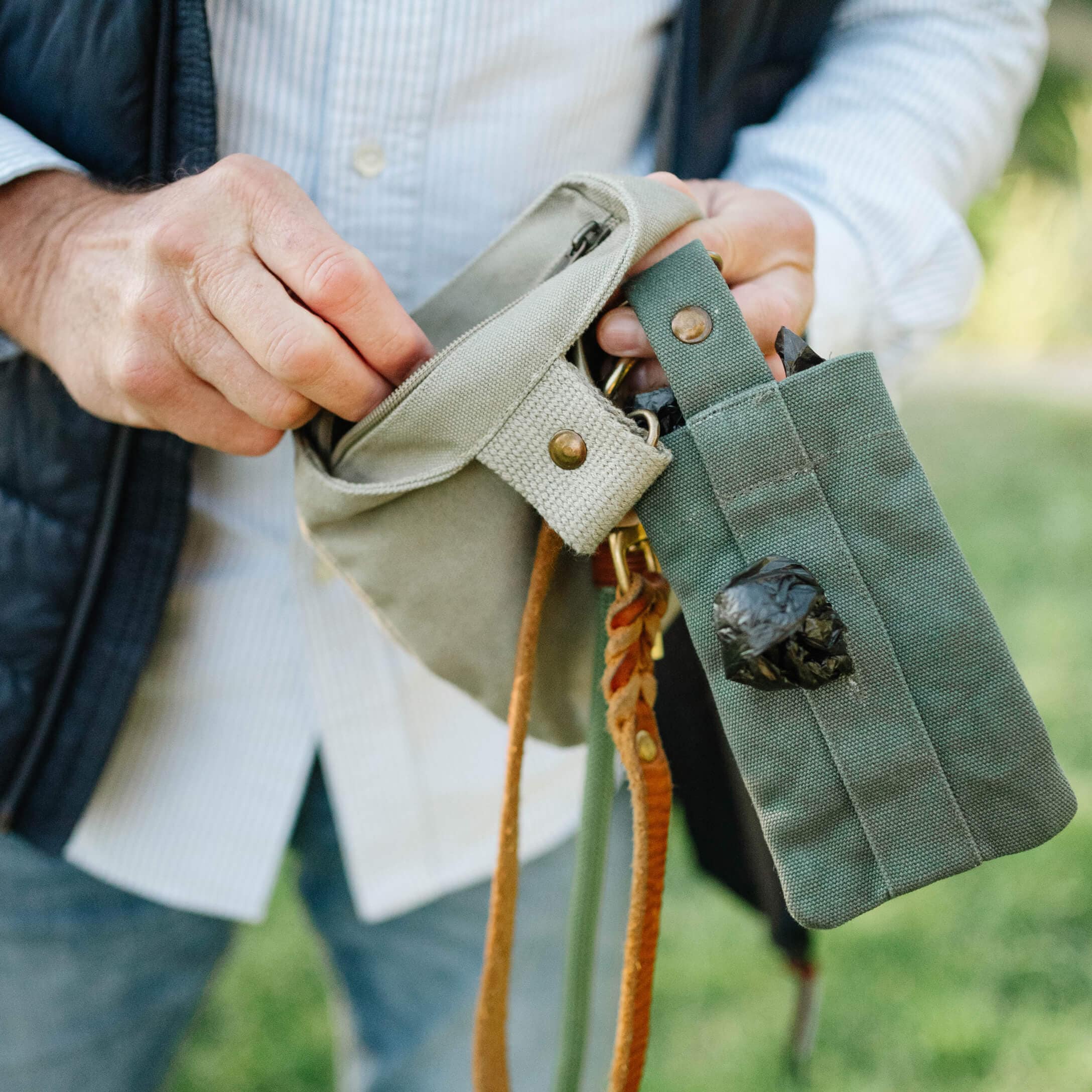 Borsa in cotone beige e verde con portaborse per sacchetti di escrementi canini, accessorio pratico per passeggiate