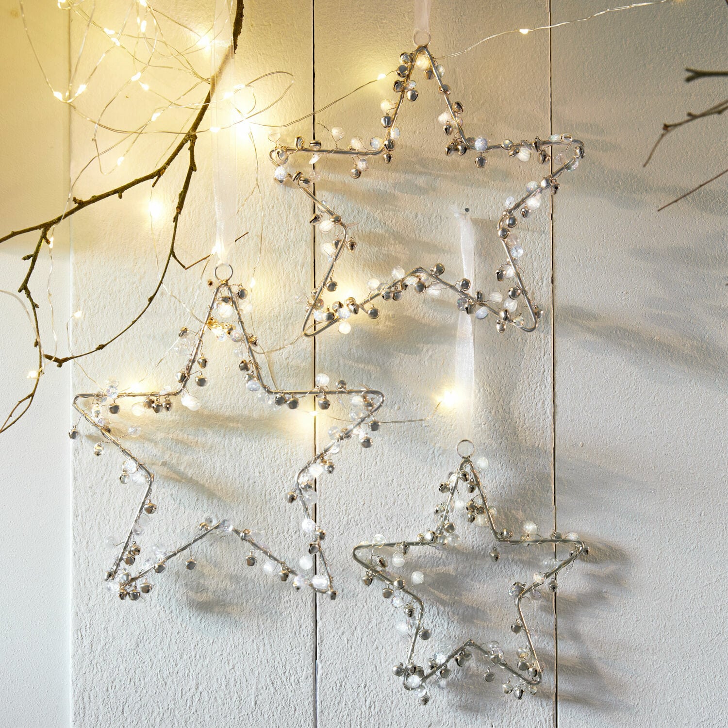 Set di 3 decorazioni natalizie Harley Stelle decorative in filo metallico con campanellini e luci appese al muro, decorazione natalizia