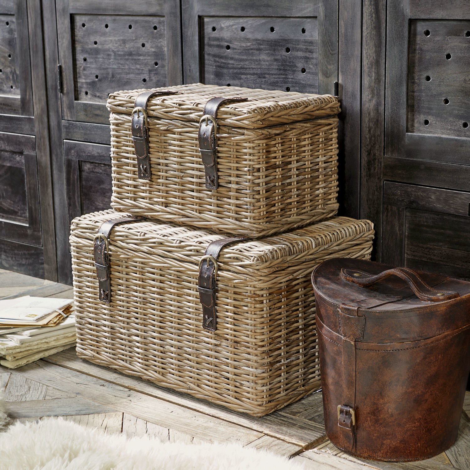 Coppia di bauli Darill Set di due bauli in vimini chiaro con cinturini in pelle marrone per organizzazione domestica
