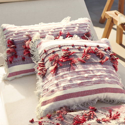 Cuscini decorativi in cotone a righe rosse e bianche con frange, ideali per soggiorno e giardino