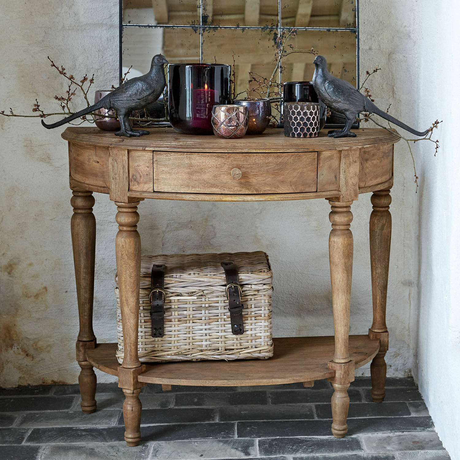 Consolle Daintique Tavolo in legno con cassetto, decorato con figure di uccelli in metallo e candele in contenitori di vetro scuro