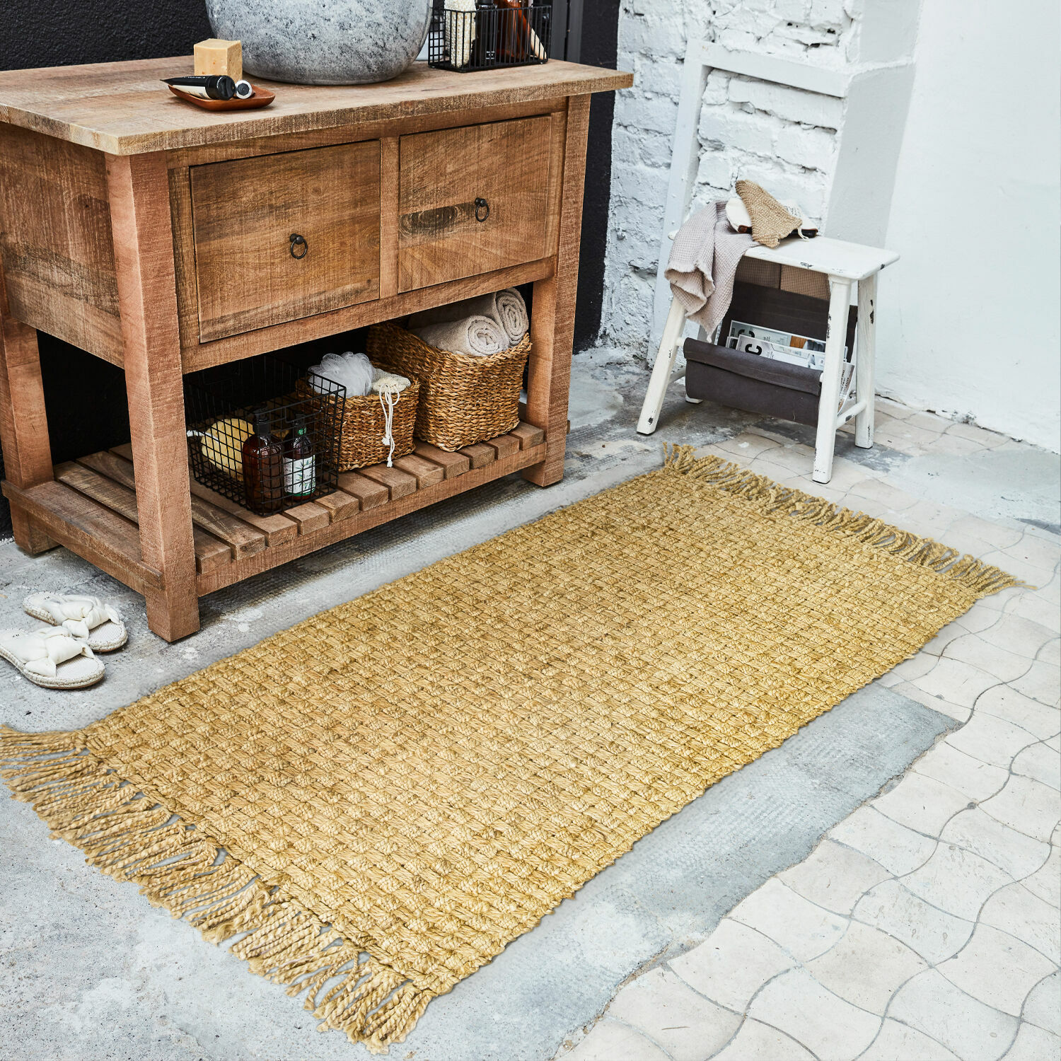 Passatoia Moody Tappeto in juta naturale con frange su pavimento in cemento in stile rustico
