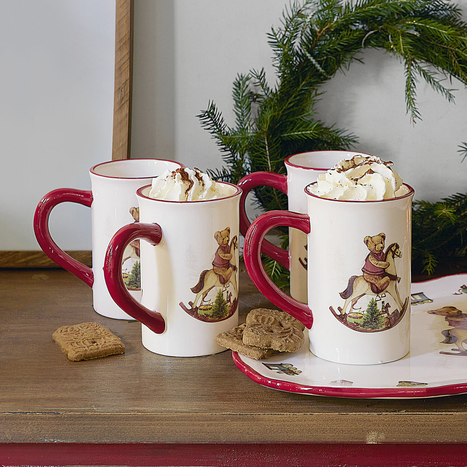 Set di 4 tazze Troms Tazze in ceramica con manico rosso e motivo orso a dondolo, con panna montata, decorazione natalizia