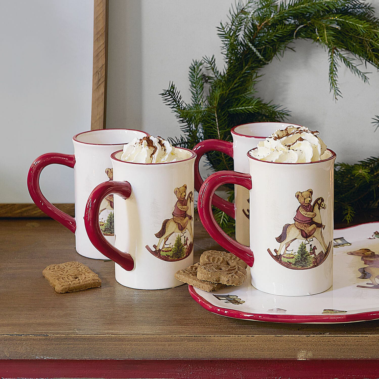 Set di 4 tazze Troms Tazze in ceramica con manico rosso e motivo orso a dondolo, con panna montata, decorazione natalizia