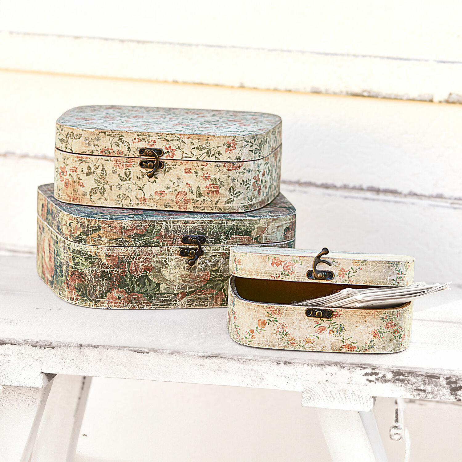Set di 3 scatole Emmylou Set di tre scatole decorative con chiusure metalliche e motivo floreale vintage
