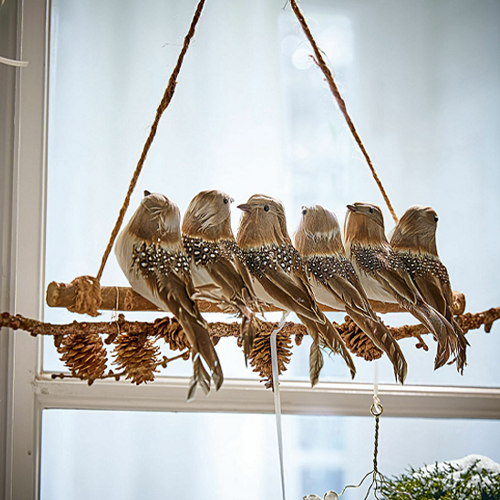 Decorazione sospesa con sei uccelli marroni su ramo con pigne, stile natalizio naturale