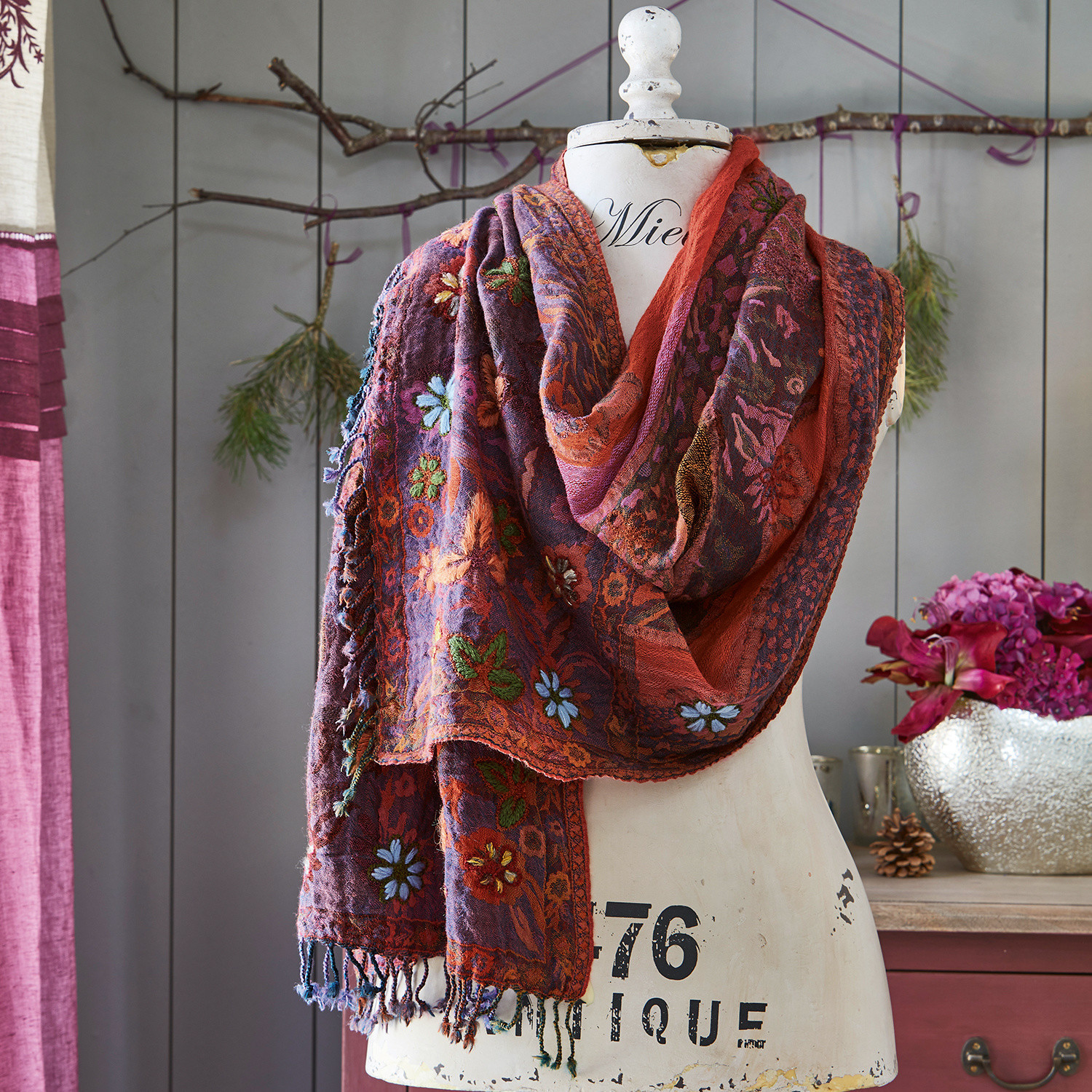 Scialle Isobel Sciarpa colorata con ricami floreali in tonalità rosse e viola, tessuto morbido, accessorio di moda
