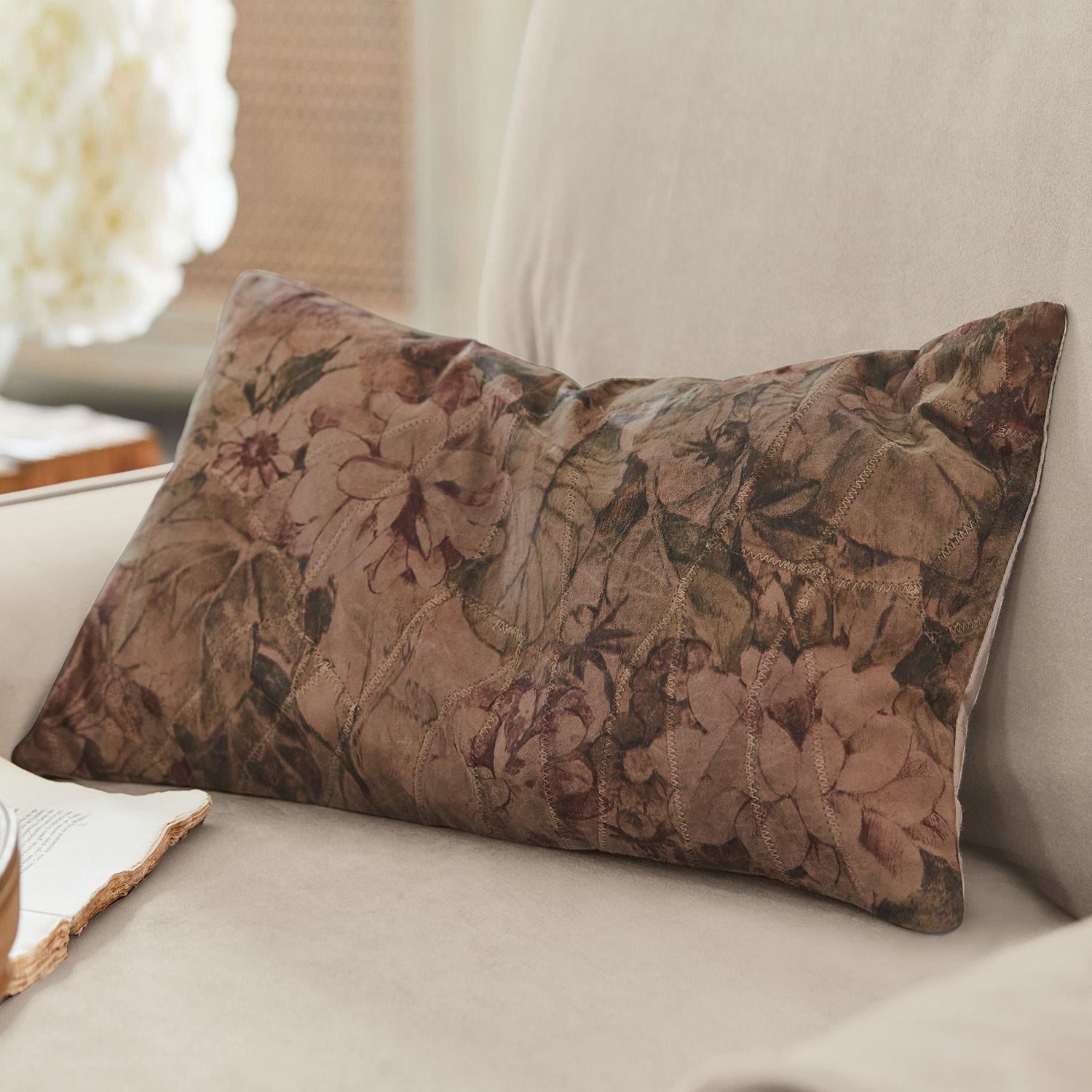 Cuscino Le Puy Cuscino decorativo in tessuto morbido con motivo floreale marrone su divano beige